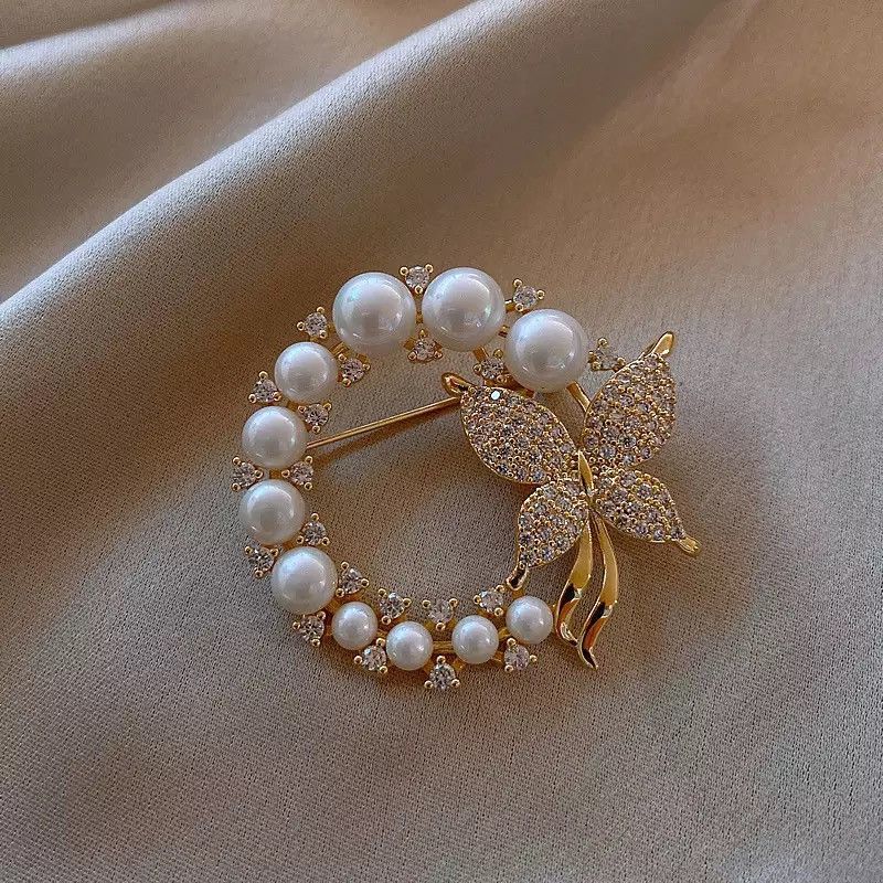 Jewelry Pearl and Rhinestone Circle Brooch Size ONE SIZE - 1 Thumbnail