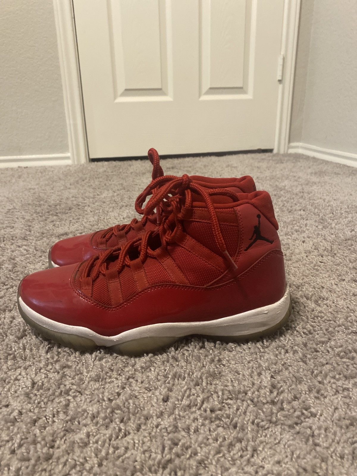 Jordan Brand × Nike Red Air Jordan 11 Win like 96 Size US 8 / EU 41 - 2 Thumbnail