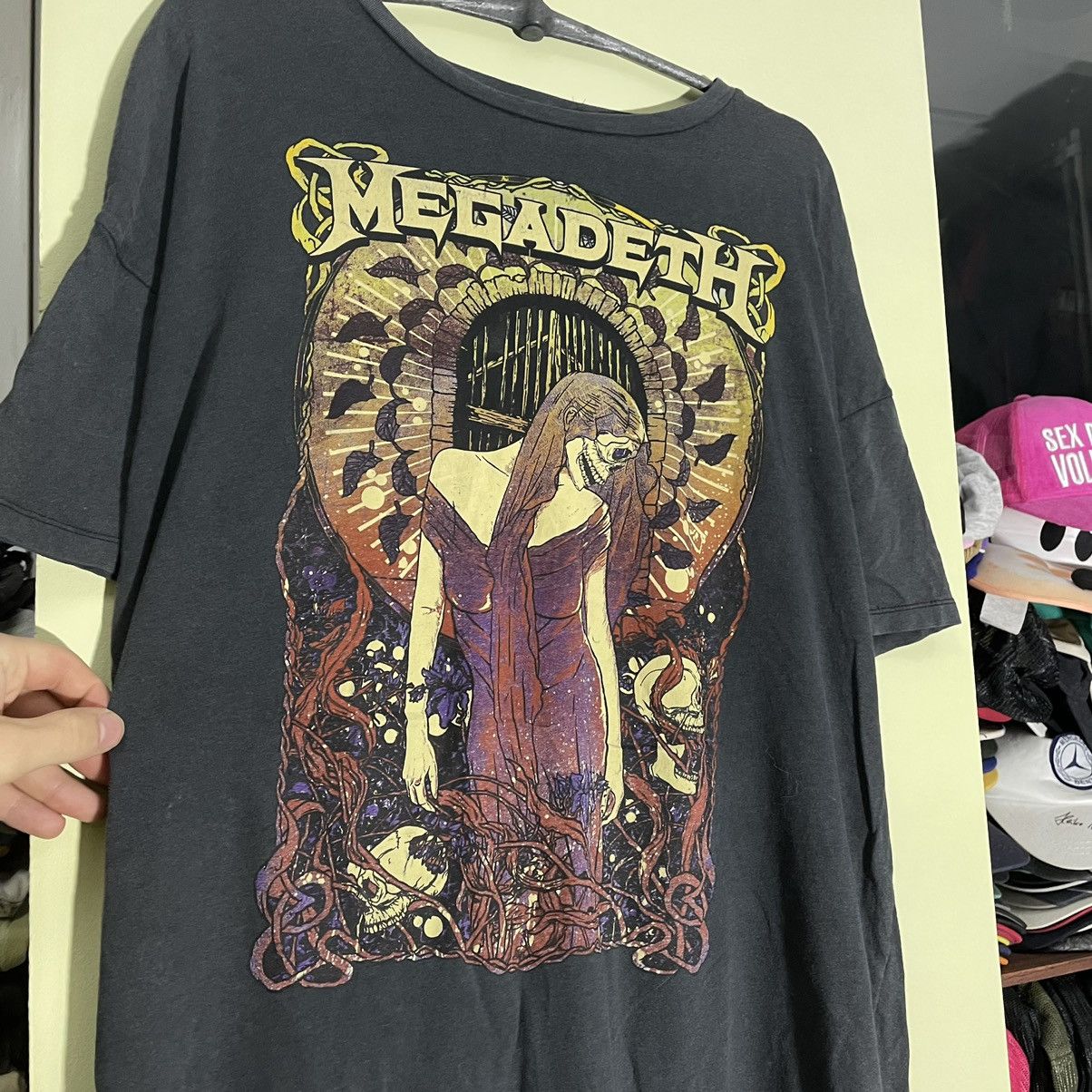 Vintage Vintage 90s Megadeth Faded Graphic Band Tee Grunge Baggy L Size US L / EU 52-54 / 3 - 5 Thumbnail