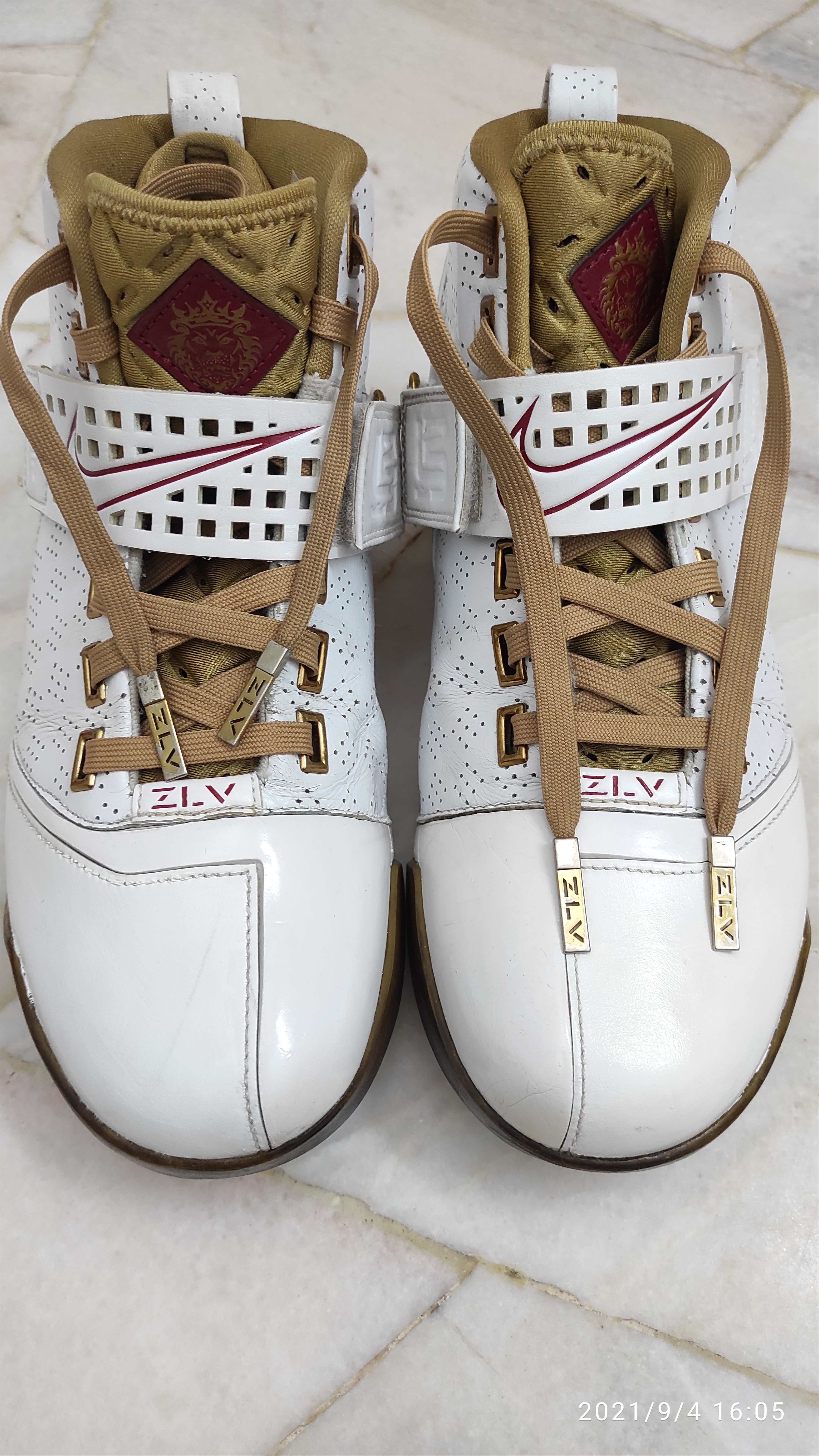 Nike Final drop! Nike Zoom LeBron V “Akron Vision” White/Gold Size US 9 / EU 42 - 13 Thumbnail
