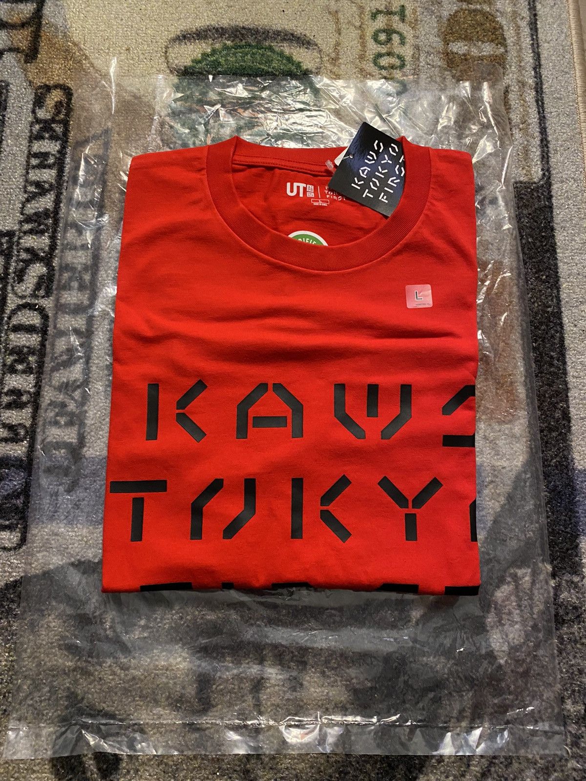 Kaws × Uniqlo KAWS x Uniqlo Tokyo First Tee (Japanese Sizing) Red Size US L / EU 52-54 / 3 - 1 Thumbnail