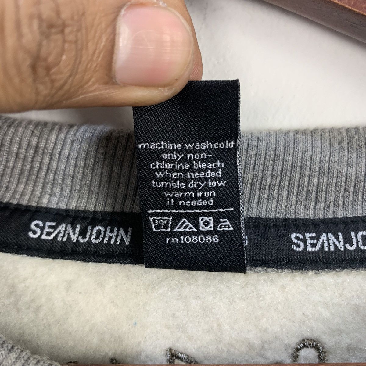 Sean John SEAN JOHN Vtg 90s Embroidered Handcraft Spellout Sweatshirt Size US XXL / EU 58 / 5 - 22 Thumbnail