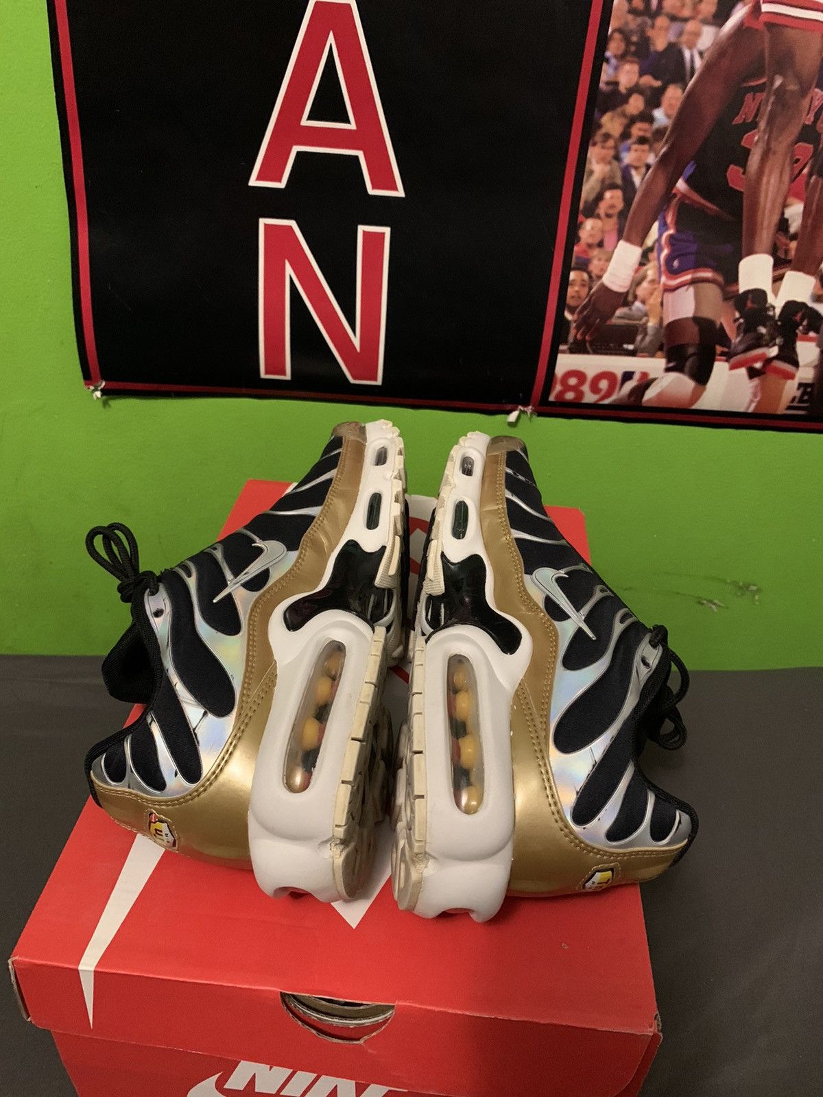 Nike Air Max Plus TN Black/Metallic Gold-White Silver Size US 7 / EU 40 - 4 Thumbnail