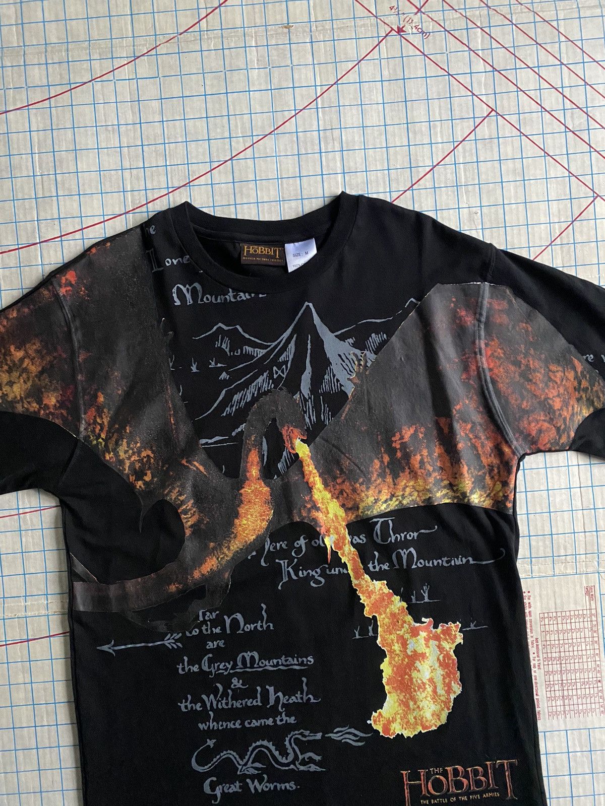Vintage × Warner Bros The Hobbit Motion Pictures Trilogy Dragon Graphic Tee AOP Size US L / EU 52-54 / 3 - 4 Thumbnail