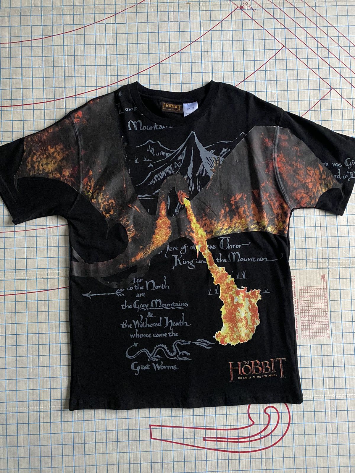 Vintage × Warner Bros The Hobbit Motion Pictures Trilogy Dragon Graphic Tee AOP Size US L / EU 52-54 / 3 - 1 Thumbnail
