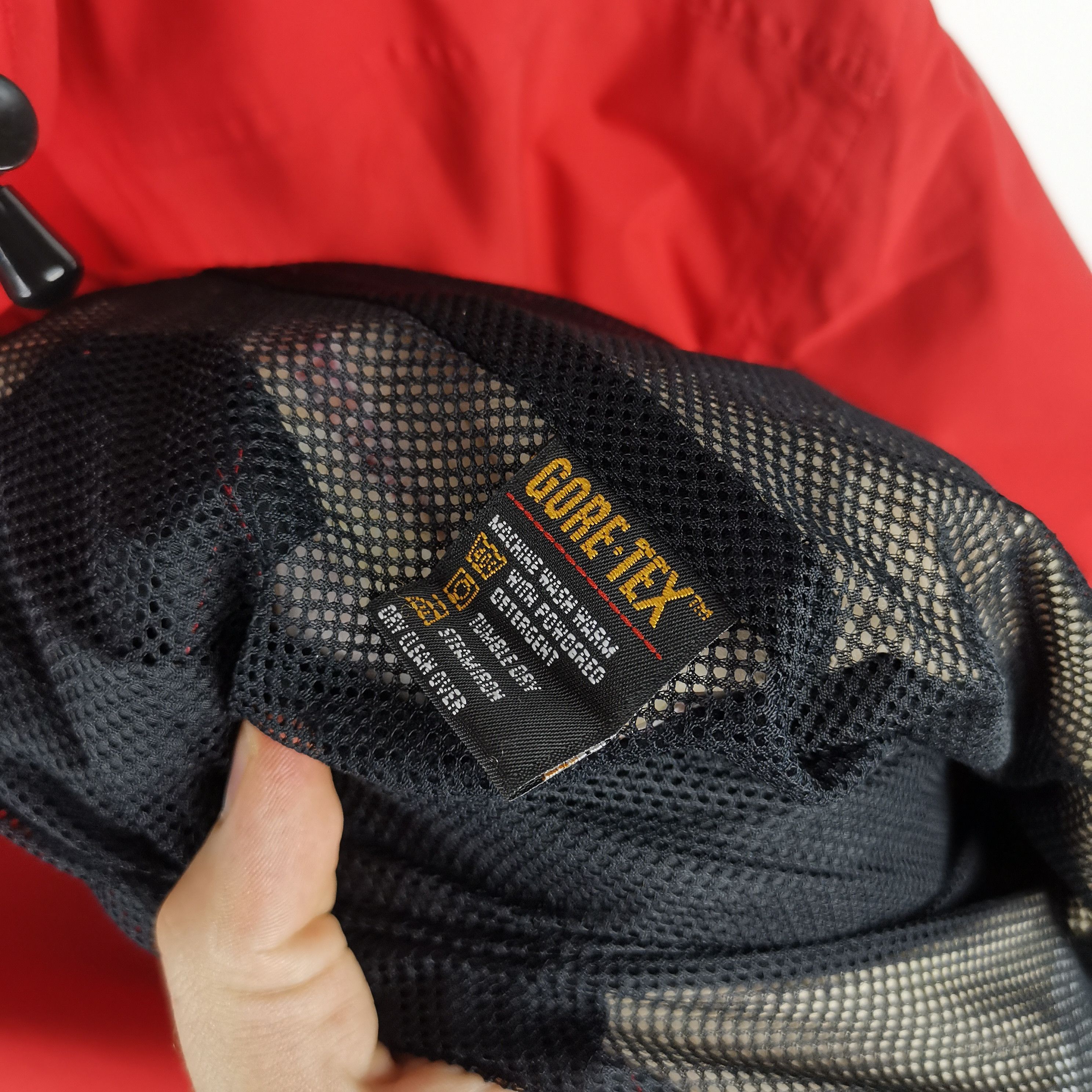 The North Face The North Face vintage stowaway red gore-tex jacket Size US L / EU 52-54 / 3 - 7 Thumbnail