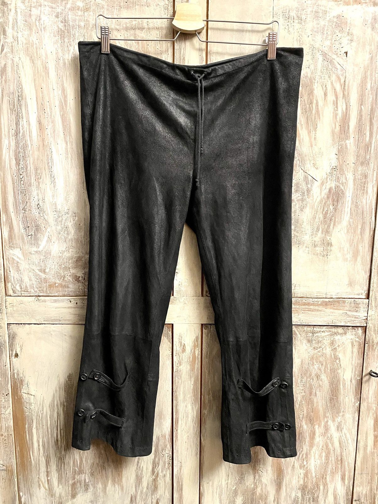 Ann Demeulemeester Ann Demeulemeester black shinny leather cropped jogger pants Size 28" / US 6 / IT 42 - 1 Thumbnail