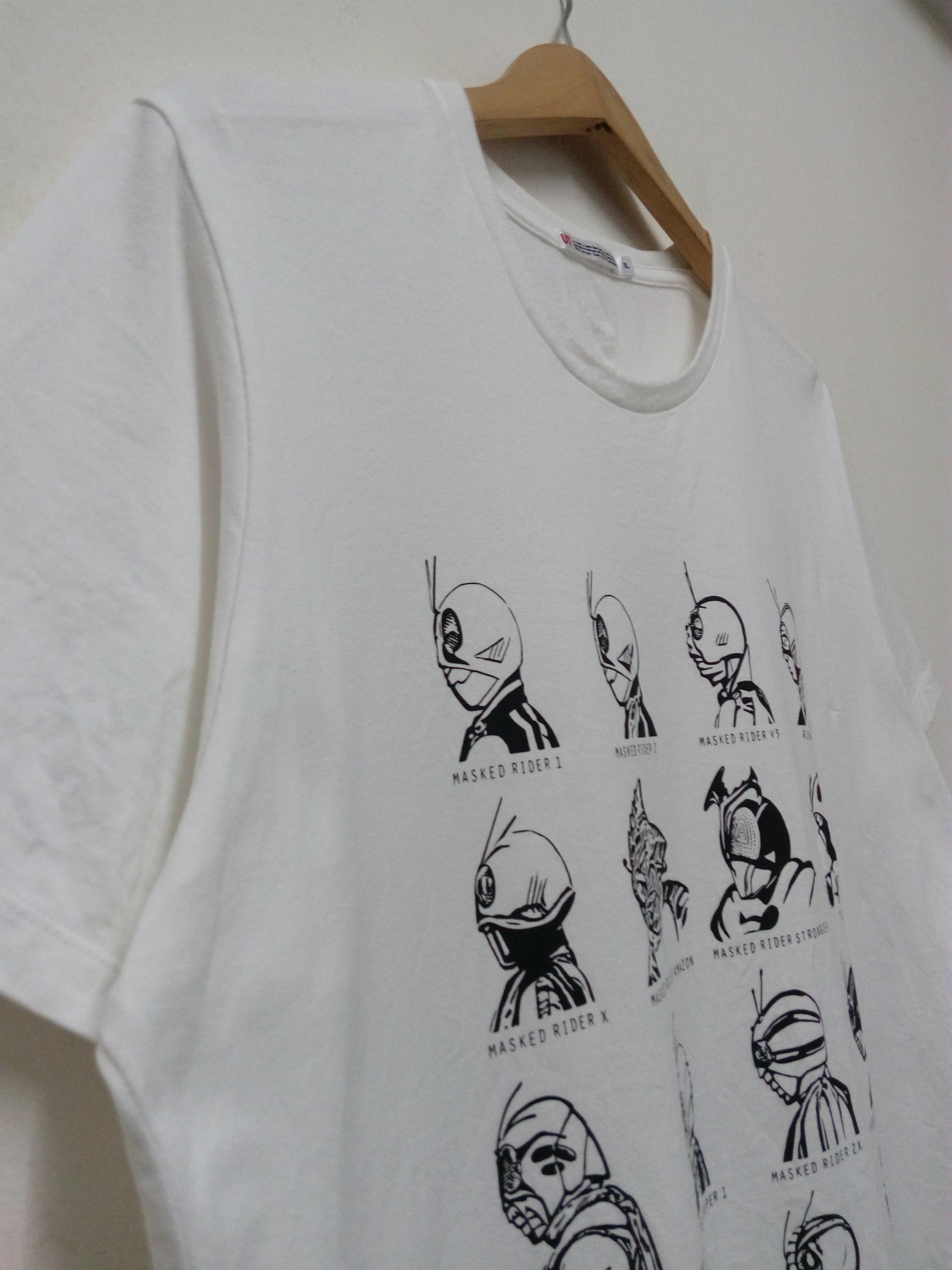 Japanese Brand UNIQLO X MASKED RIDER T-SHIRT Size US L / EU 52-54 / 3 - 4 Thumbnail