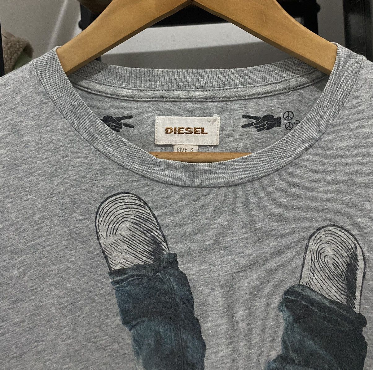 Diesel Vintage Diesel “Peace” Sign Wore Jeans Tshirt Size US S / EU 44-46 / 1 - 5 Thumbnail