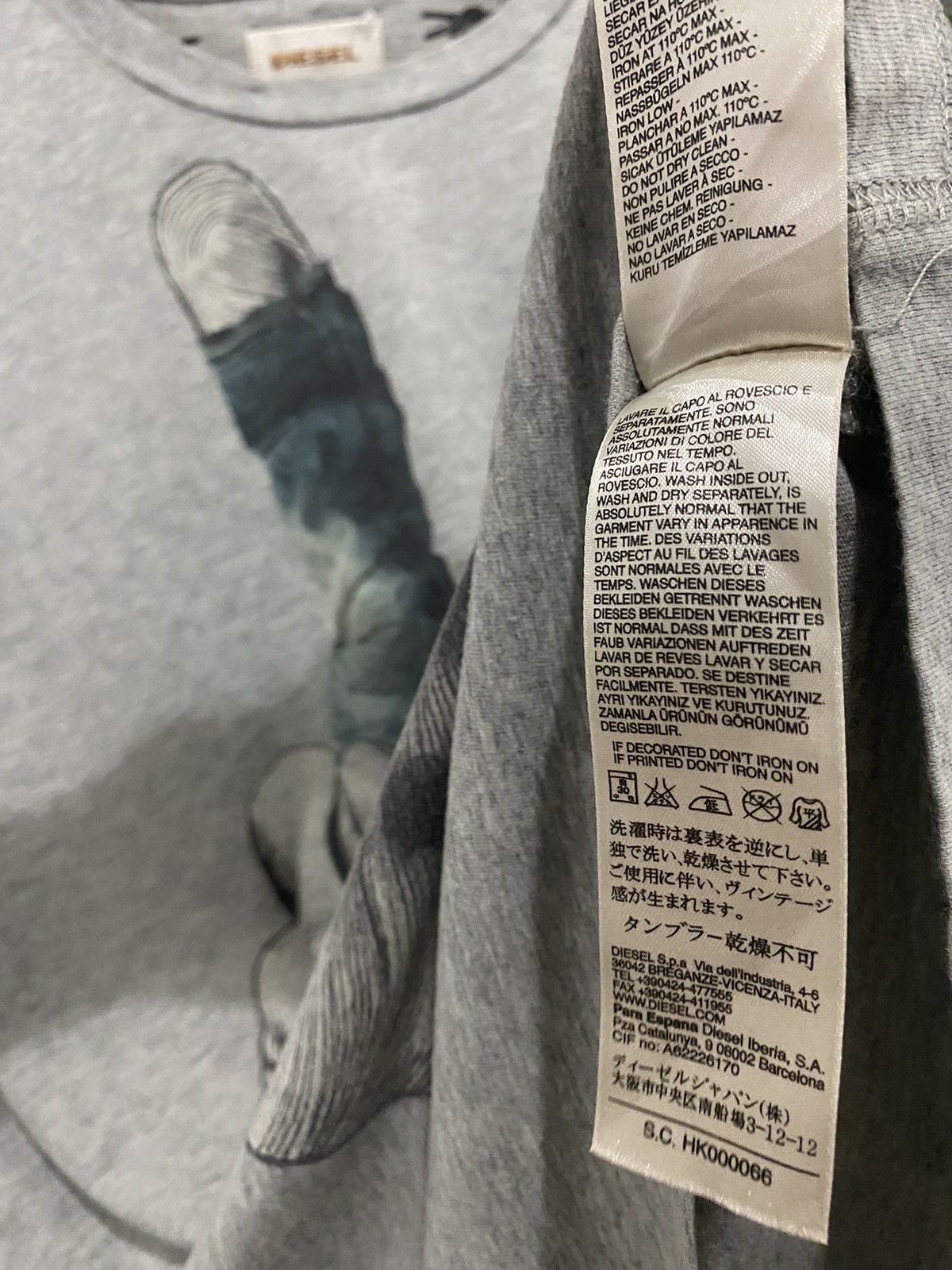 Diesel Vintage Diesel “Peace” Sign Wore Jeans Tshirt Size US S / EU 44-46 / 1 - 9 Thumbnail