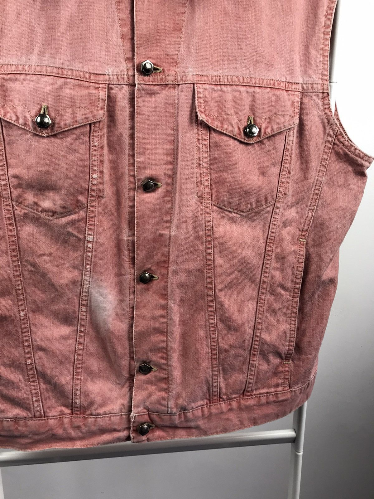 Vintage Rare Vintage Versace Jeans Couture Pink Distressed Fade Vest Size US L / EU 52-54 / 3 - 3 Thumbnail