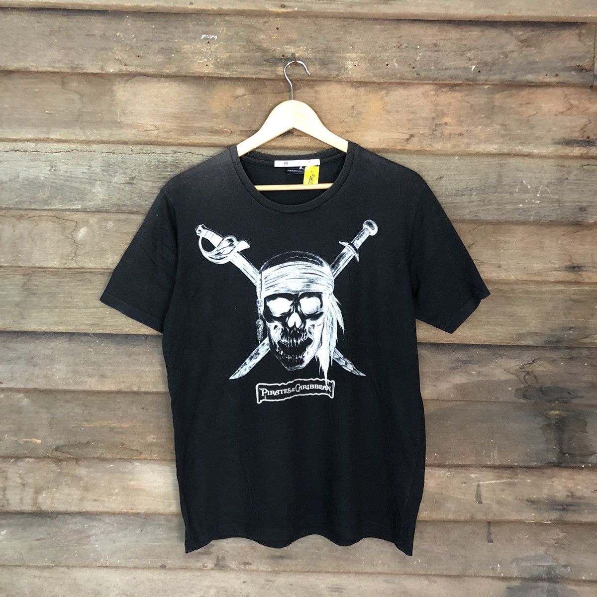 Cartoon Network × Uniqlo Pirates Of Carribean X Uniqlo Black Tshirt #3962 Size US M / EU 48-50 / 2 - 3 Thumbnail