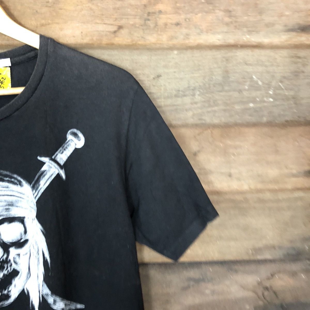 Cartoon Network × Uniqlo Pirates Of Carribean X Uniqlo Black Tshirt #3962 Size US M / EU 48-50 / 2 - 4 Thumbnail