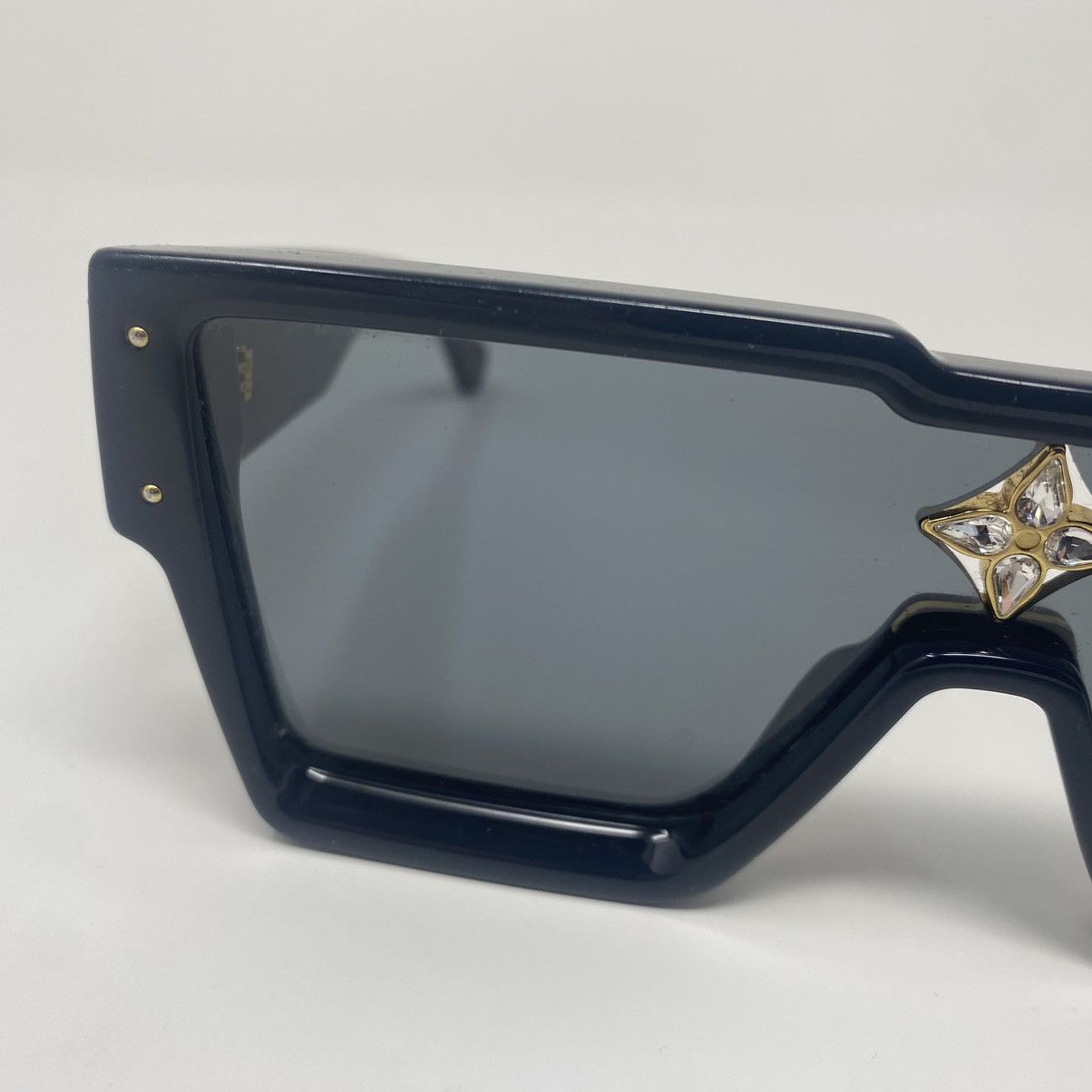 Louis Vuitton LOUIS VUITTON ‘Cyclone’ Sunglasses Black Eastern Size ONE SIZE - 4 Thumbnail