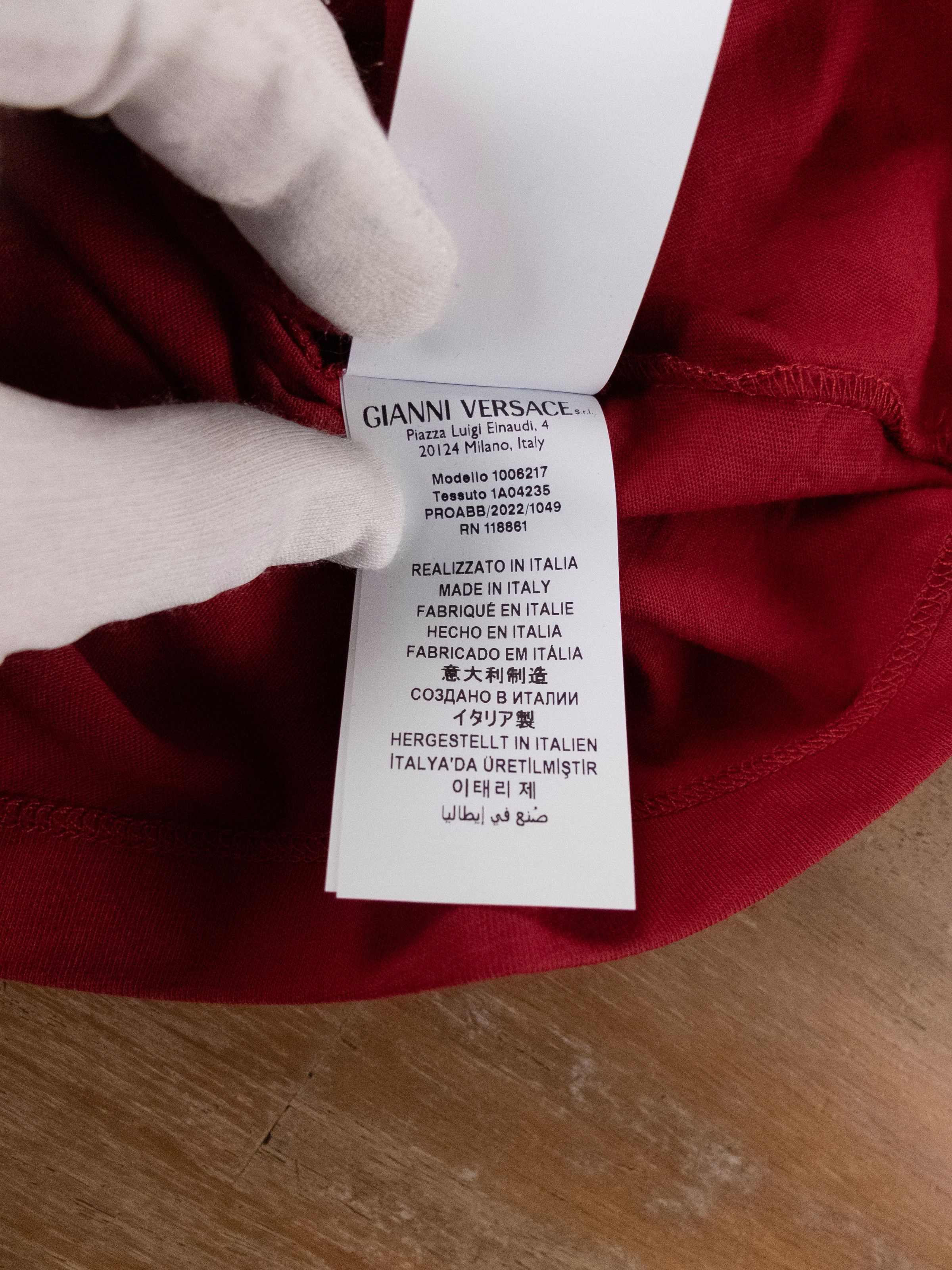 Versace VERSACE red white signature logo embroidered t-shirt XL Size US XL / EU 56 / 4 - 7 Thumbnail