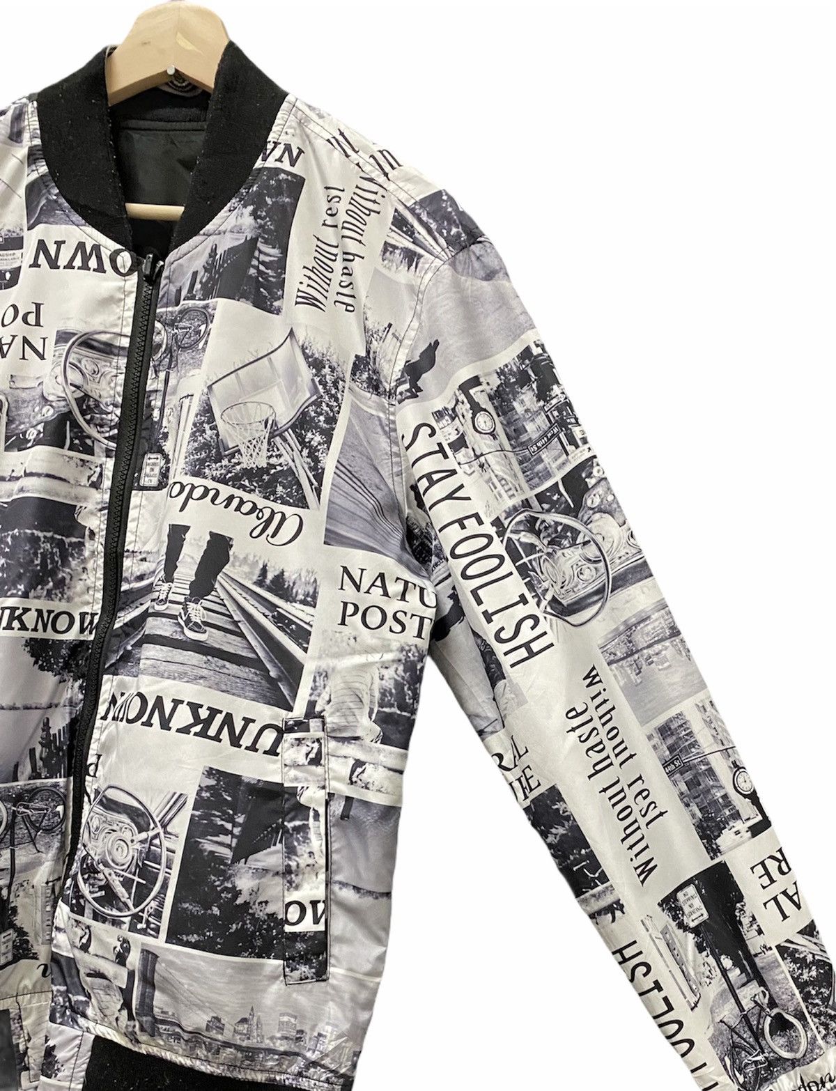 20471120 SUGGESTION NEWSPAPER GRAPHICS BOMBER JACKET Size US S / EU 44-46 / 1 - 5 Thumbnail