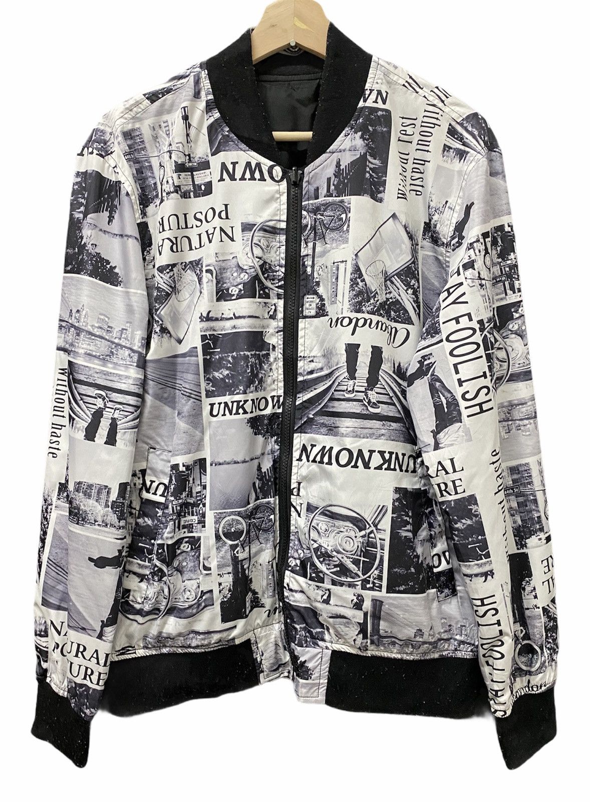 20471120 SUGGESTION NEWSPAPER GRAPHICS BOMBER JACKET Size US S / EU 44-46 / 1 - 4 Thumbnail