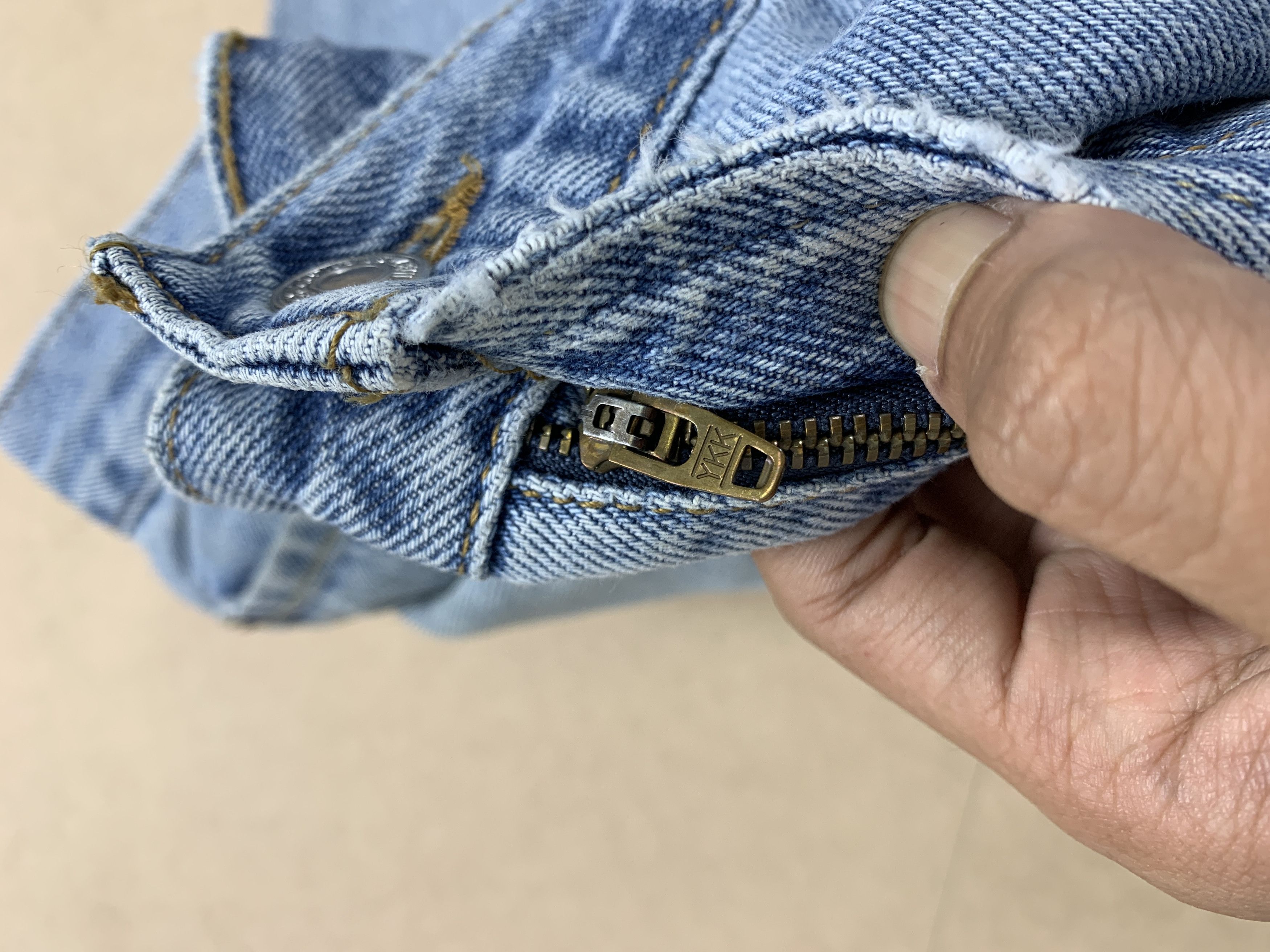 Levi's Vintage Levi's 560 Distressed Faded Light Wash Jeans Size US 38 / EU 54 - 12 Thumbnail