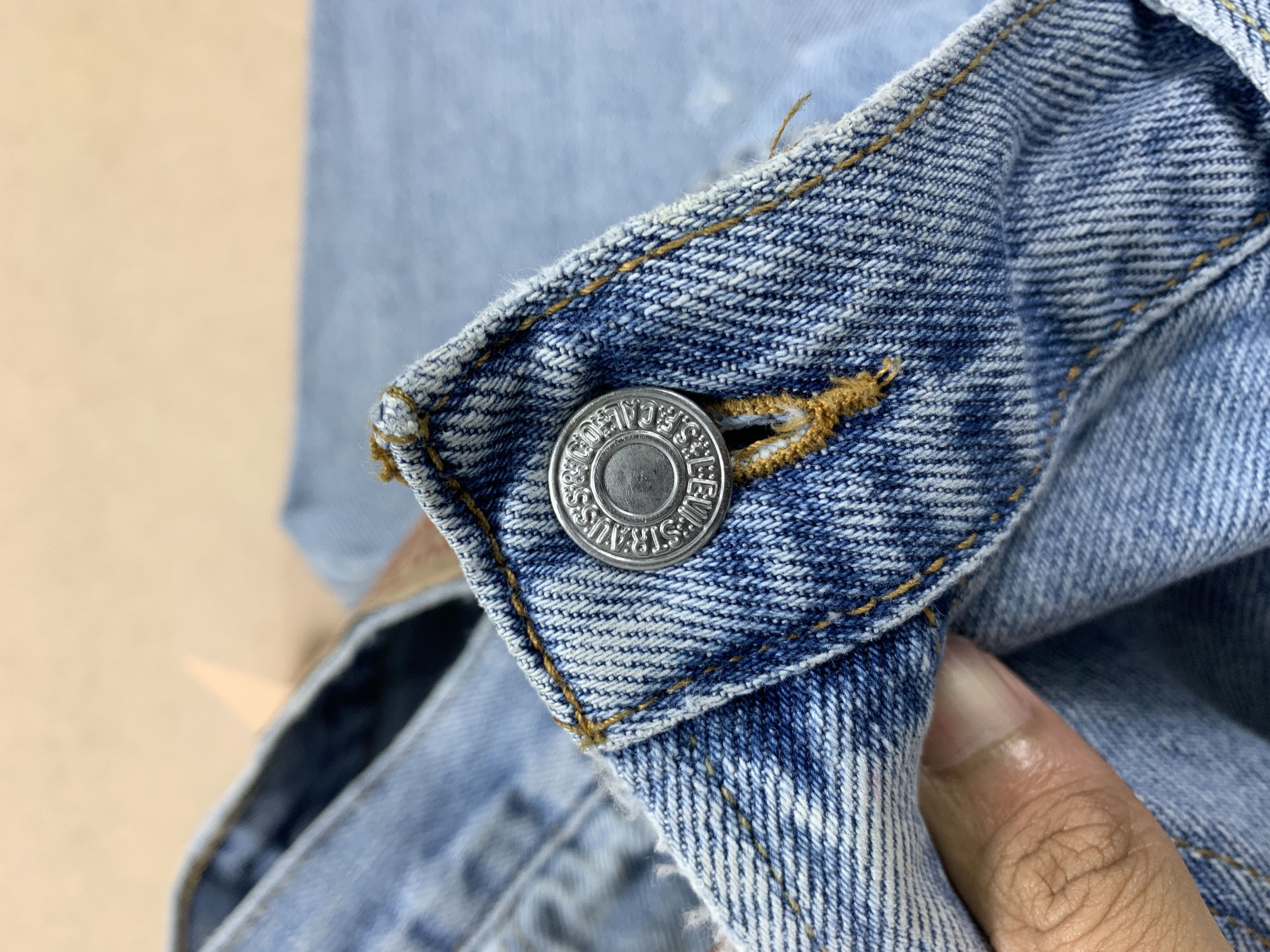 Levi's Vintage Levi's 560 Distressed Faded Light Wash Jeans Size US 38 / EU 54 - 11 Thumbnail