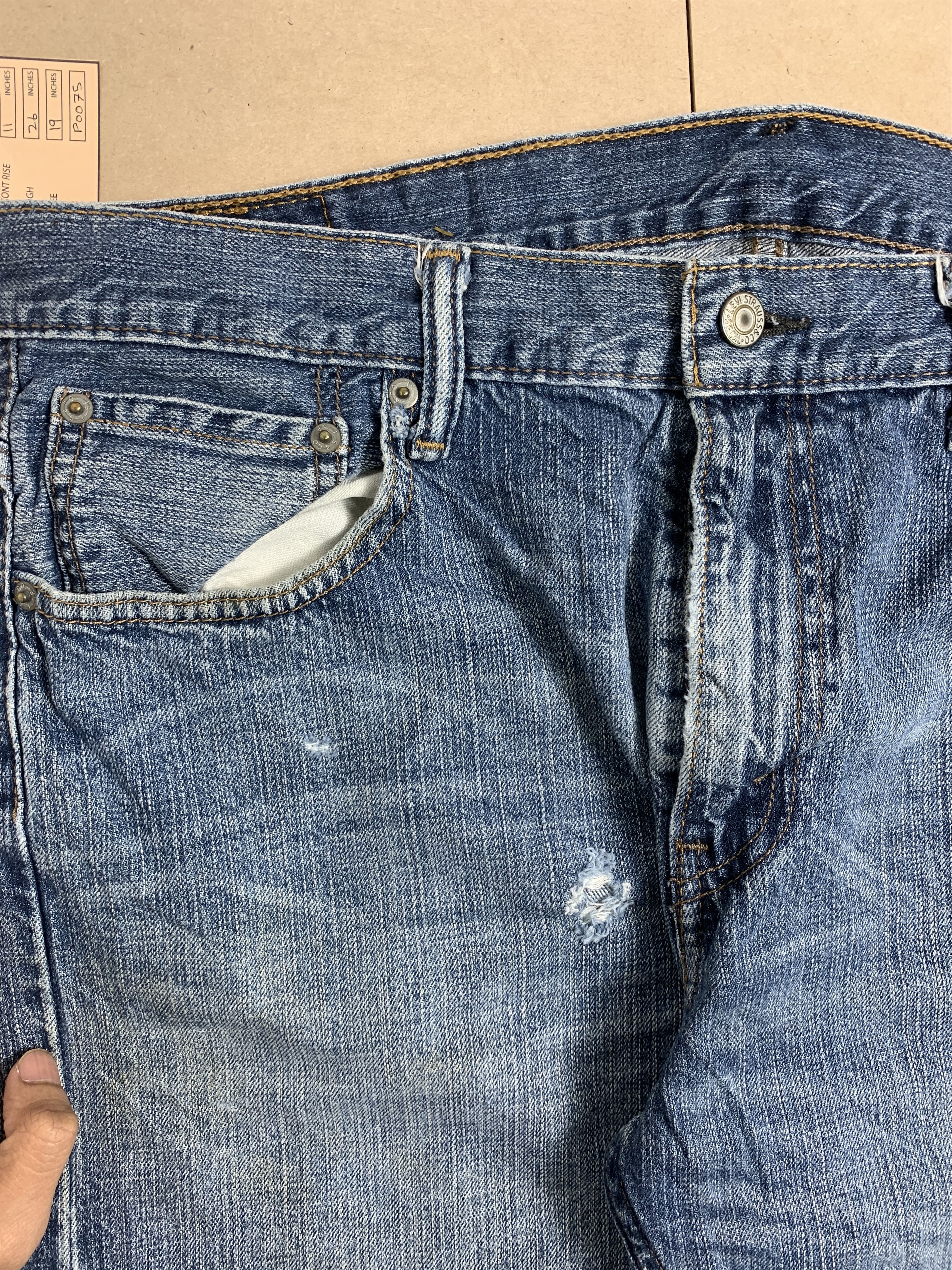 Levi's Vintage Levi's 569 Distressed Faded Mid Wash Jeans Size US 34 / EU 50 - 4 Thumbnail