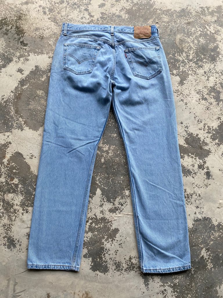 Levi's Light Wash Vintage Levi's 501 Jeans Made in USA 34x31 Size US 34 / EU 50 - 2 Thumbnail