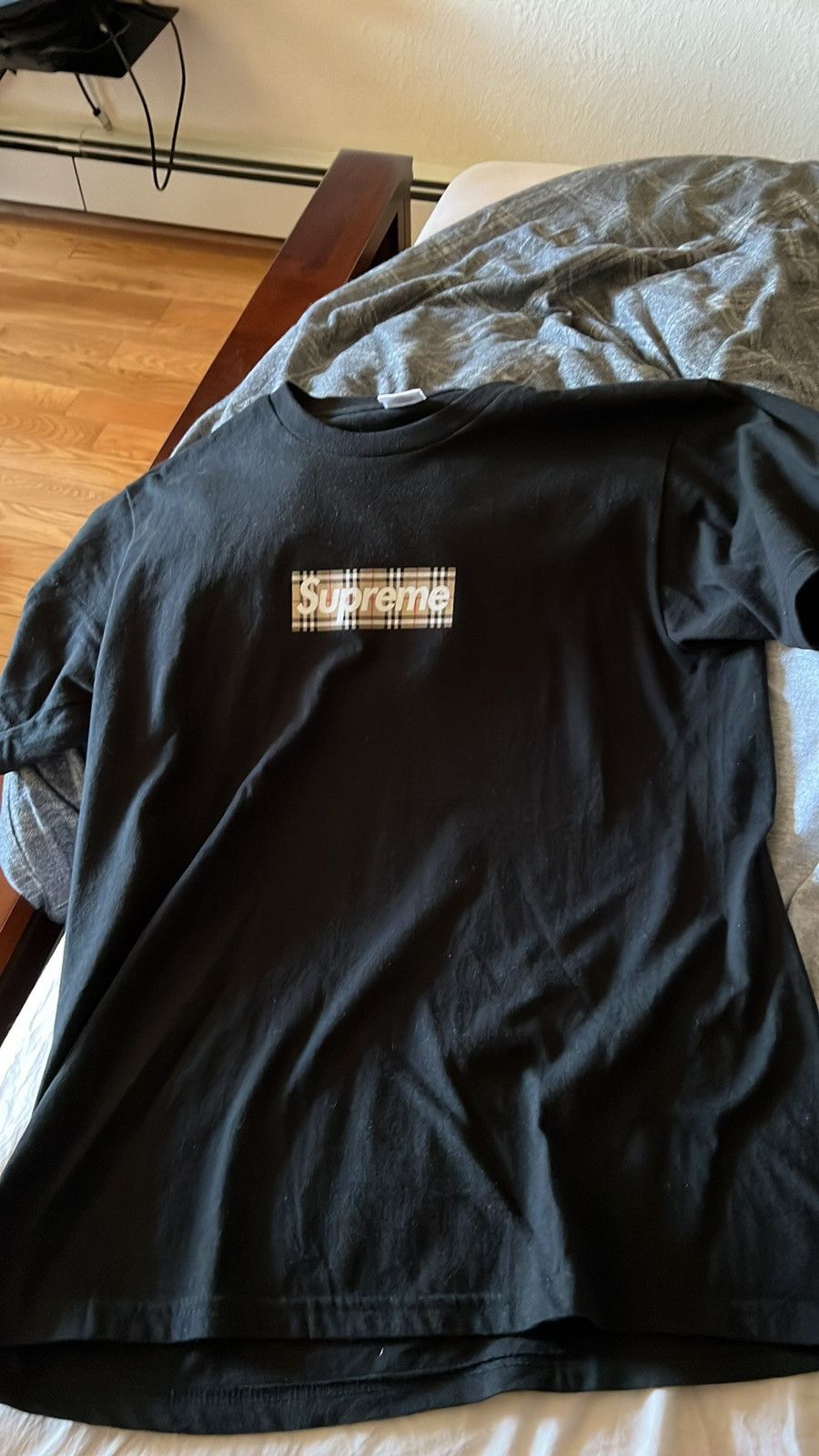 Burberry box logo size m