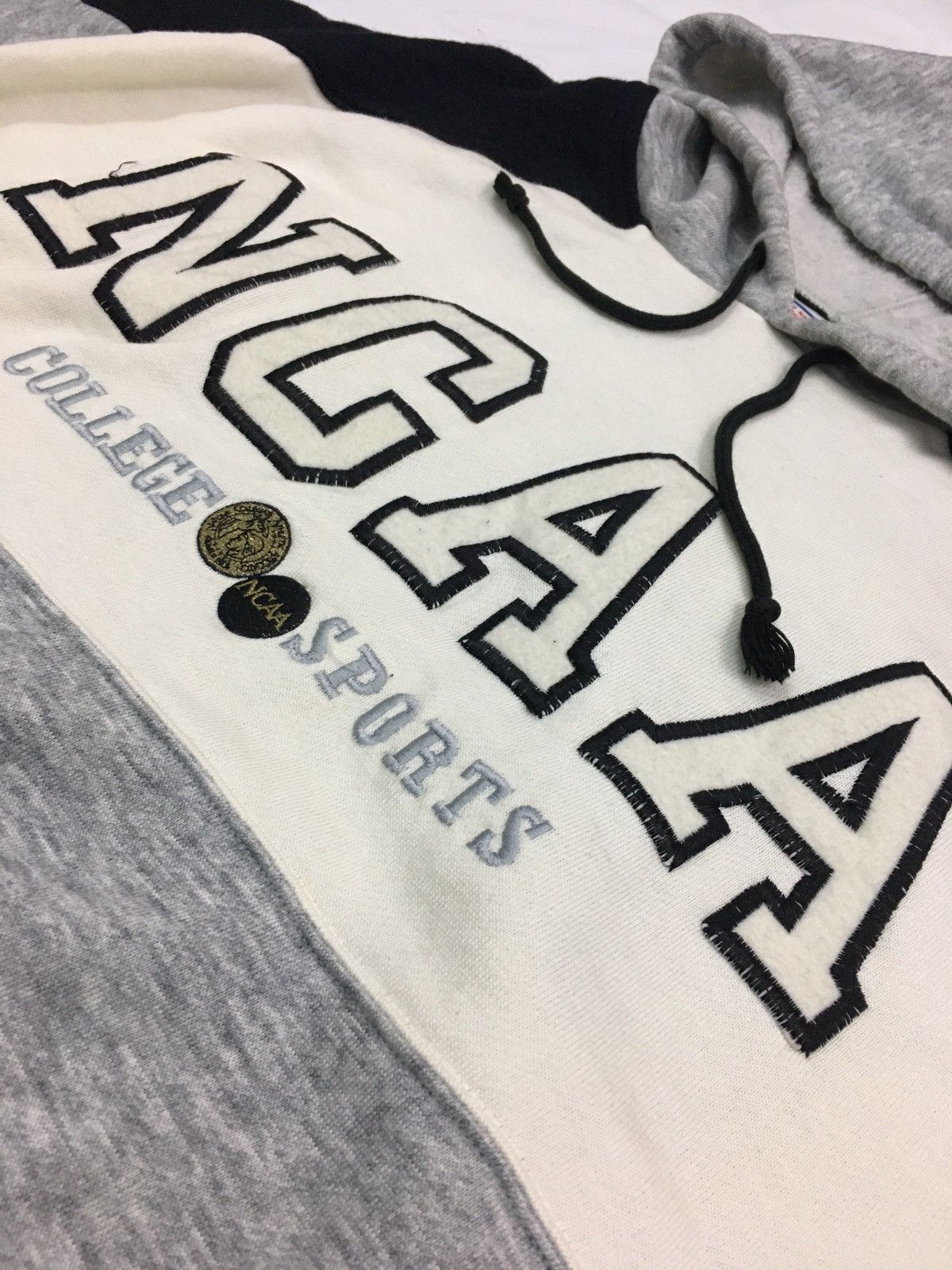Descente × NCAA VINTAGE NCAA COLLEGE SPORT BIG LOGO EMBROIDERY HOODIE Size US M / EU 48-50 / 2 - 5 Thumbnail