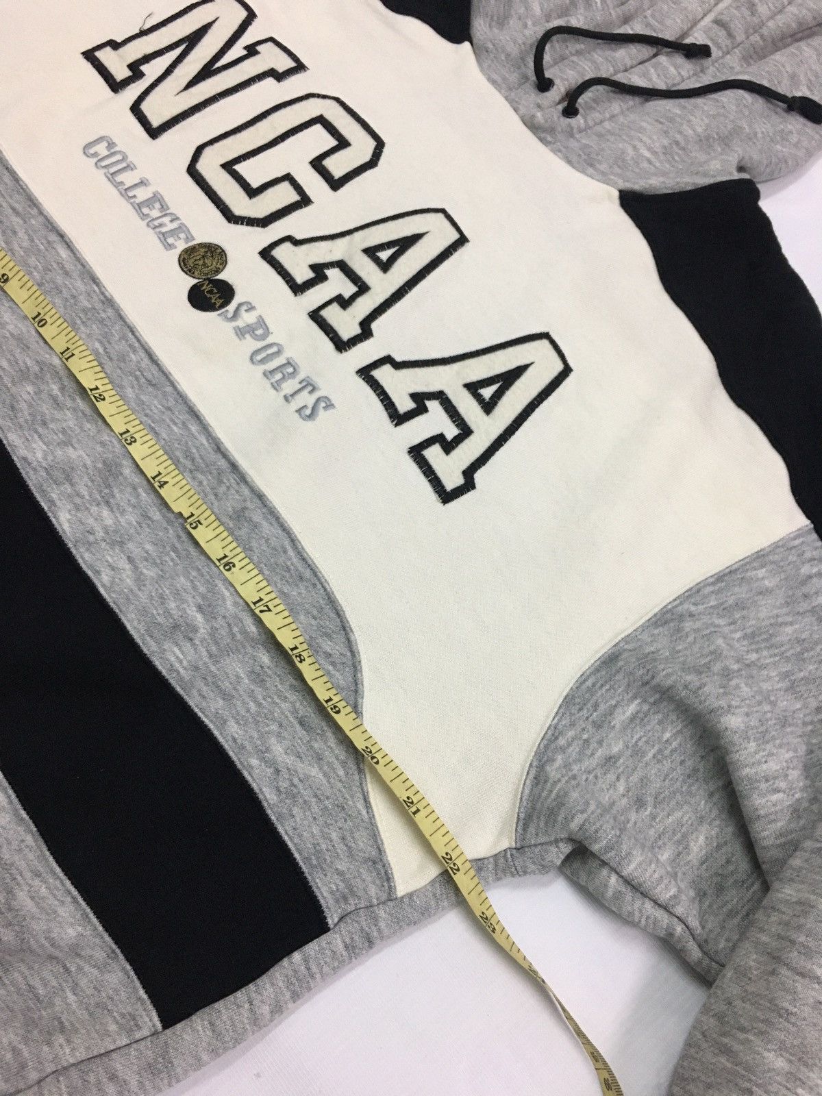 Descente × NCAA VINTAGE NCAA COLLEGE SPORT BIG LOGO EMBROIDERY HOODIE Size US M / EU 48-50 / 2 - 11 Thumbnail