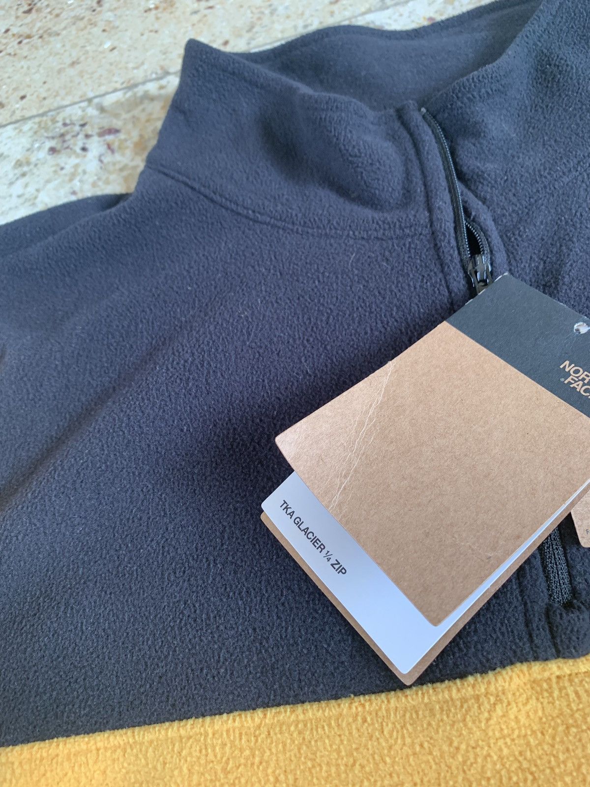 The North Face Pullover in Yellow & Black Size US L / EU 52-54 / 3 - 6 Thumbnail