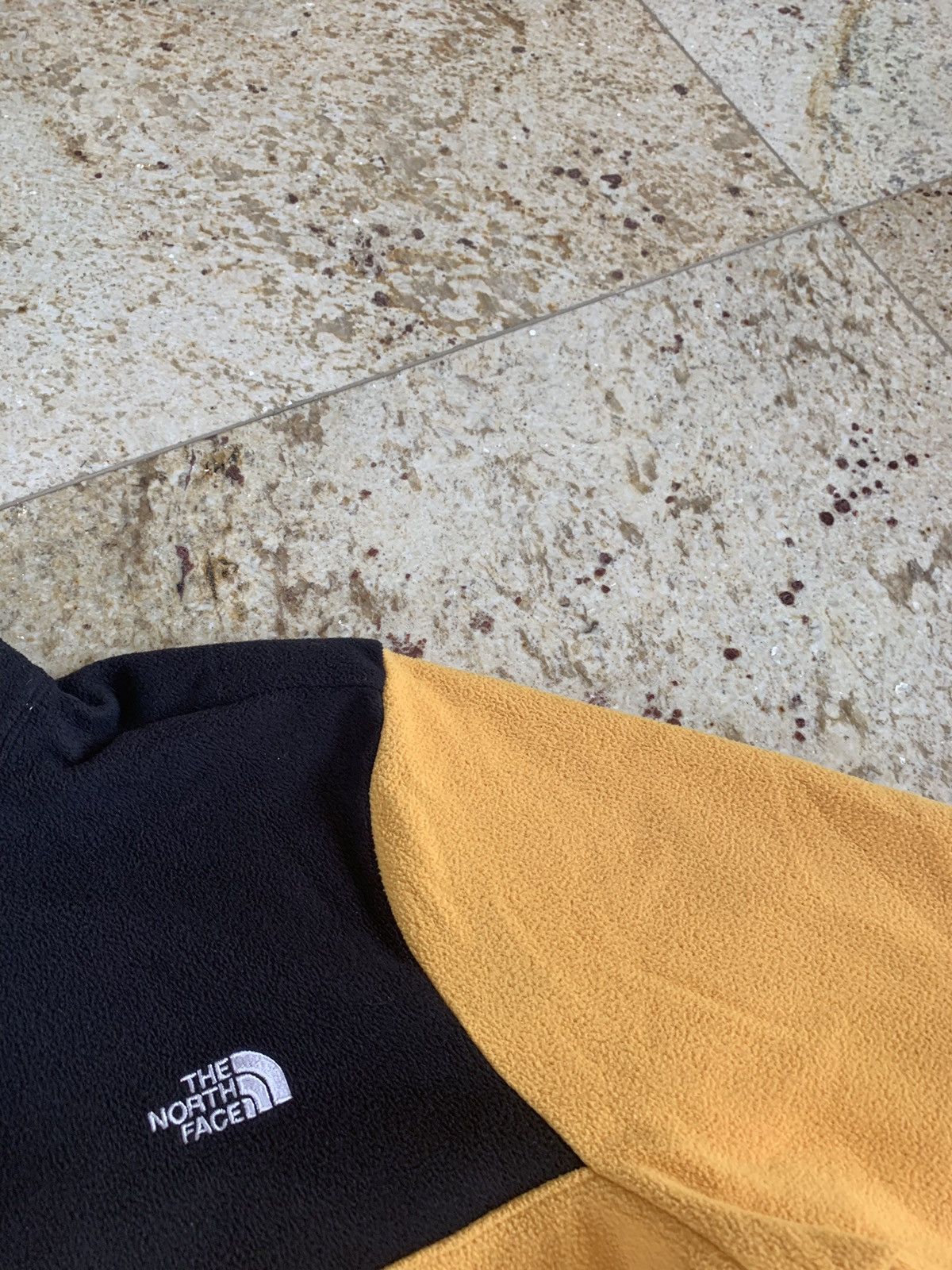 The North Face Pullover in Yellow & Black Size US L / EU 52-54 / 3 - 4 Thumbnail
