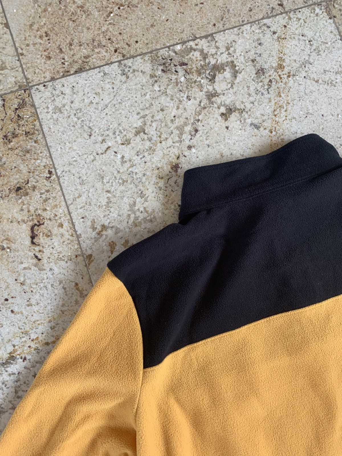 The North Face Pullover in Yellow & Black Size US L / EU 52-54 / 3 - 11 Thumbnail