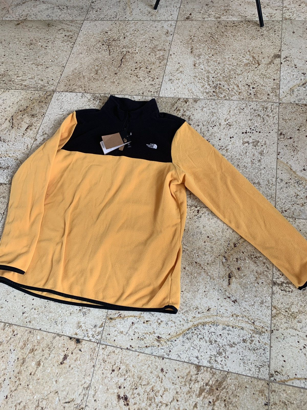 The North Face Pullover in Yellow & Black Size US L / EU 52-54 / 3 - 9 Thumbnail