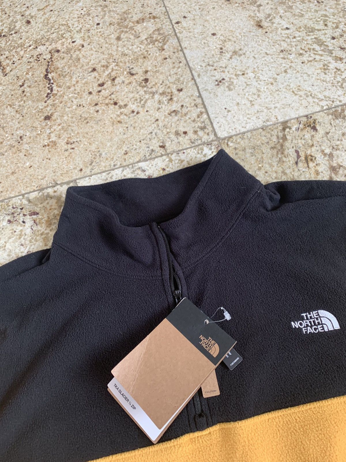 The North Face Pullover in Yellow & Black Size US L / EU 52-54 / 3 - 7 Thumbnail