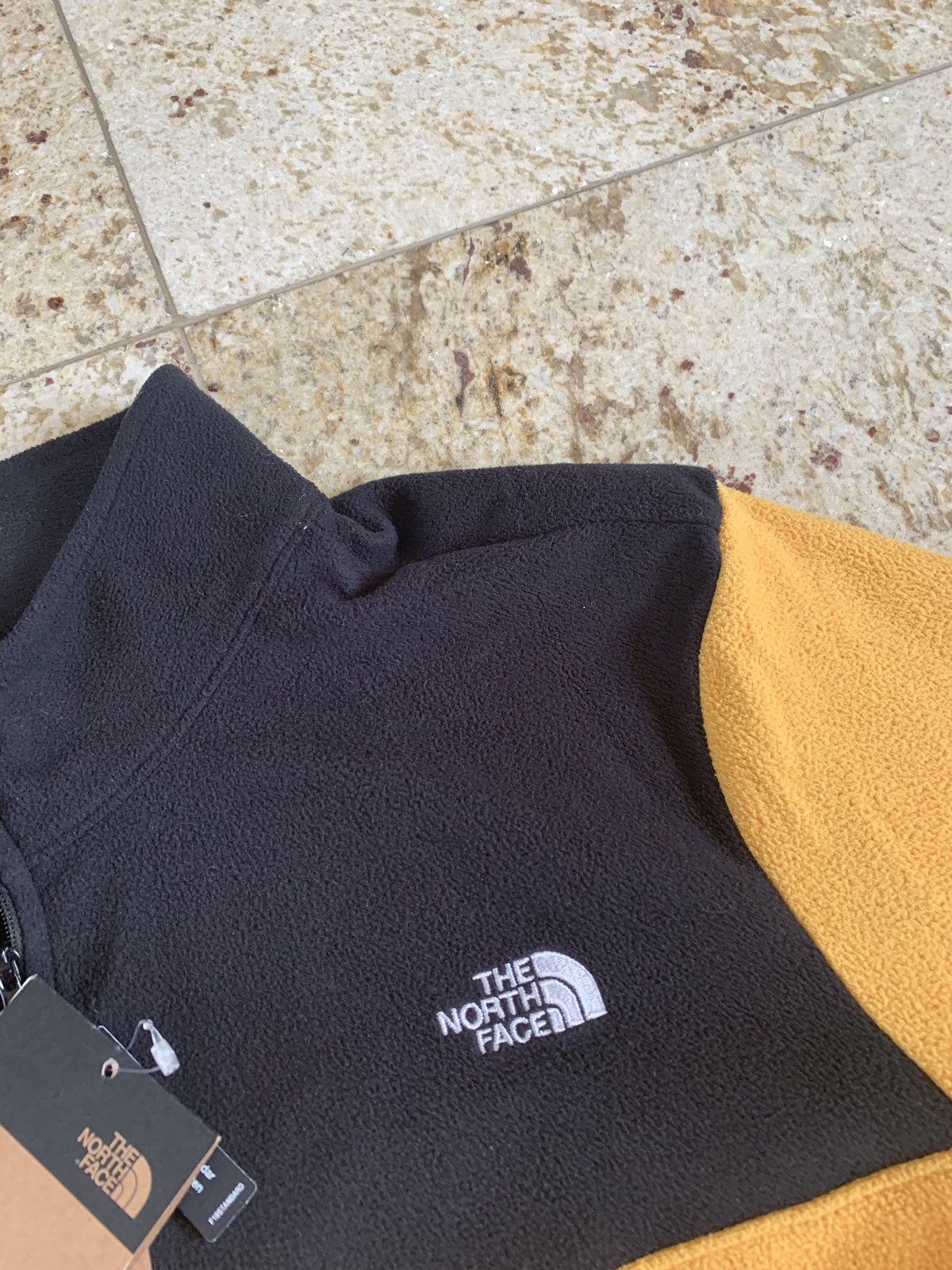 The North Face Pullover in Yellow & Black Size US L / EU 52-54 / 3 - 8 Thumbnail
