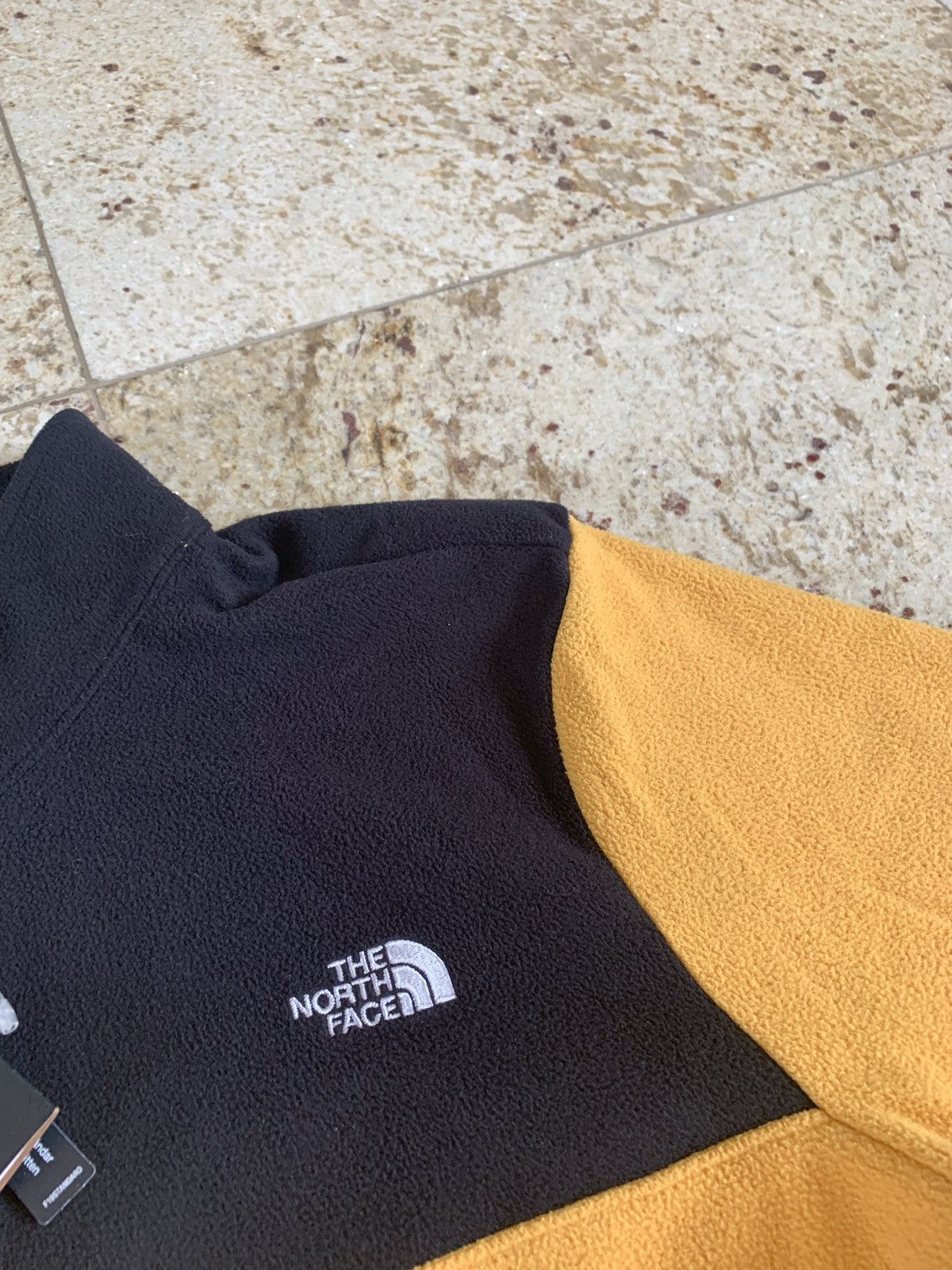 The North Face Pullover in Yellow & Black Size US L / EU 52-54 / 3 - 5 Thumbnail