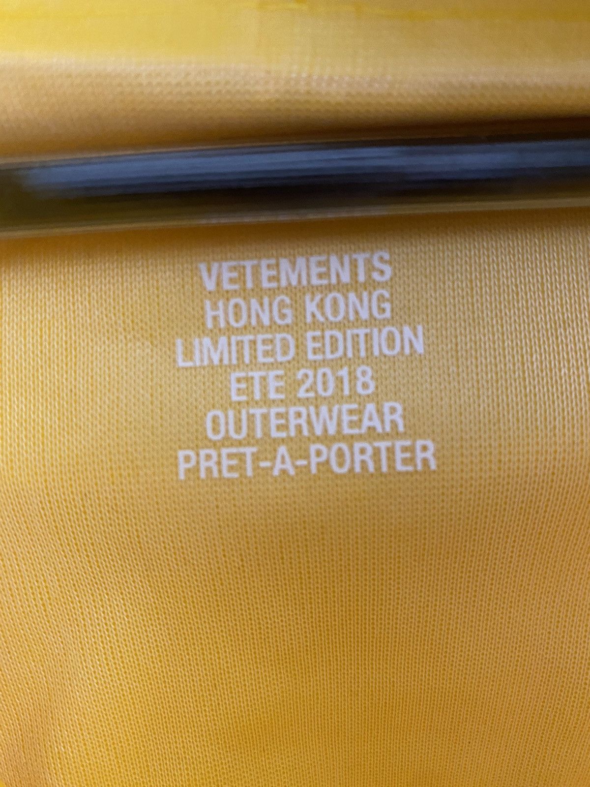 Vetements Vetements x DHL HK EXCLUSIVE RAINCOAT Size US M / EU 48-50 / 2 - 6 Thumbnail