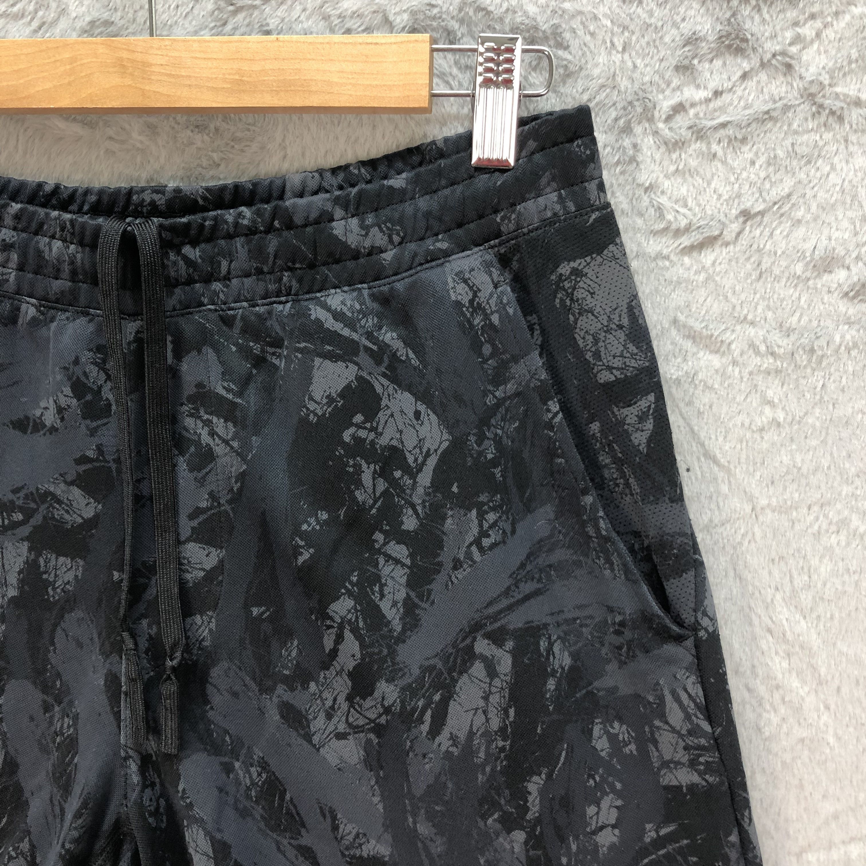 Japanese Brand Uniqlo Nice Art Designs Shorts Pant #6212-54 Size US 30 / EU 46 - 4 Thumbnail