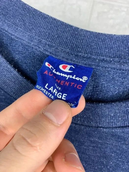 Champion Champion sweatshirt size L blue big logo vintage Size US L / EU 52-54 / 3 - 3 Thumbnail
