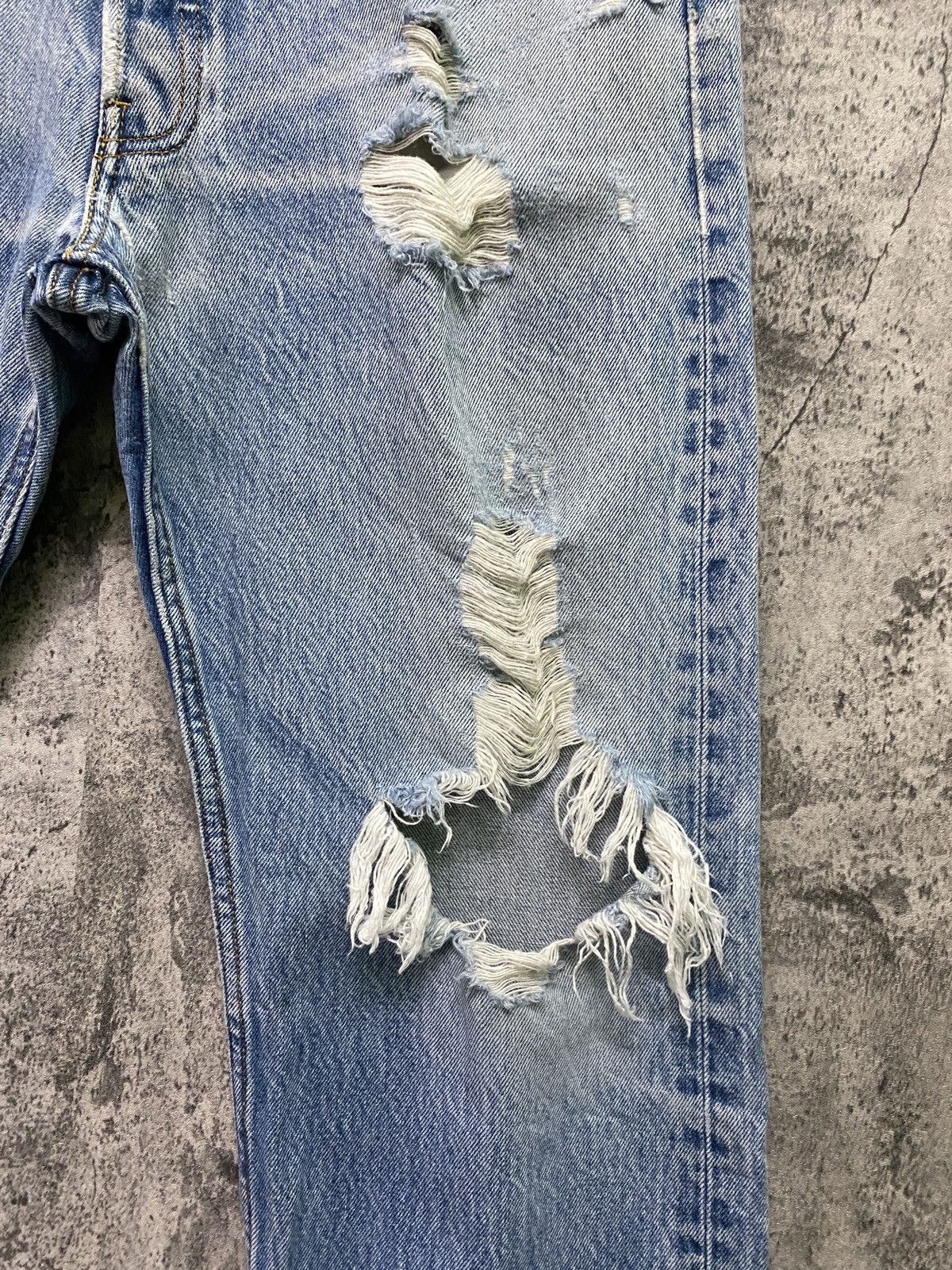 Disney × Levi's × Vintage Vintage LEVIS 501 Distressed Ripped Denim -L76 Size US 32 / EU 48 - 9 Thumbnail