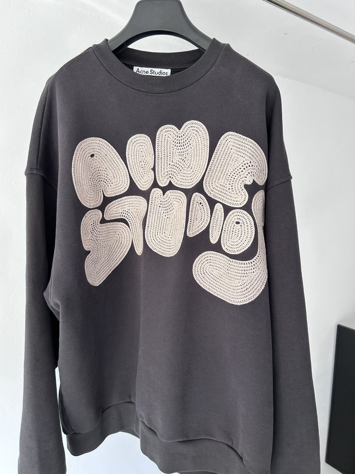 Acne Studios Acne Studios Crew neck bubble logo sweater Anthracite grey ...