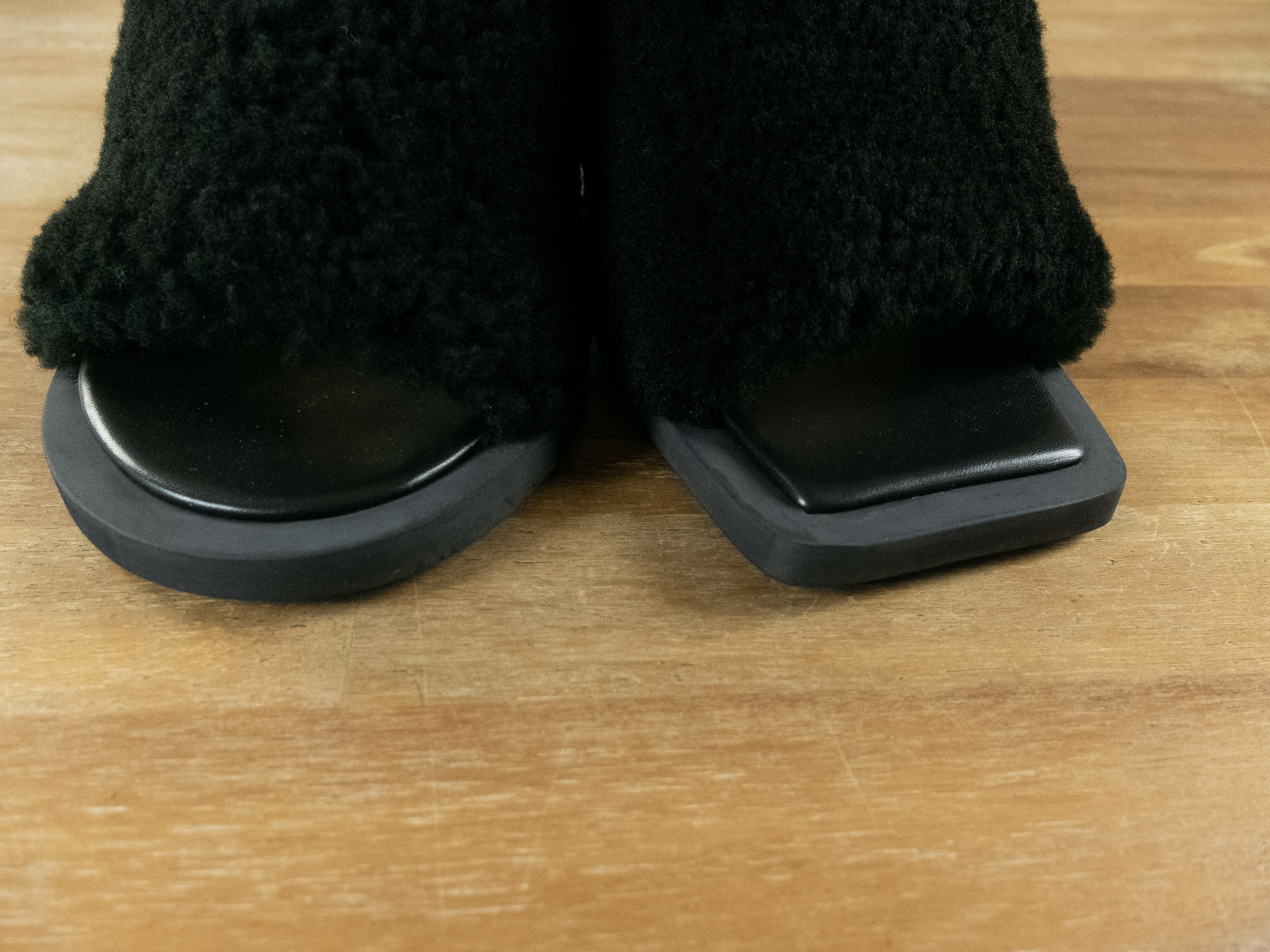 Jacquemus JACQUEMUS La Montagne black shearling mules sandals shoes 39 Size US 9 / IT 39 - 8 Thumbnail
