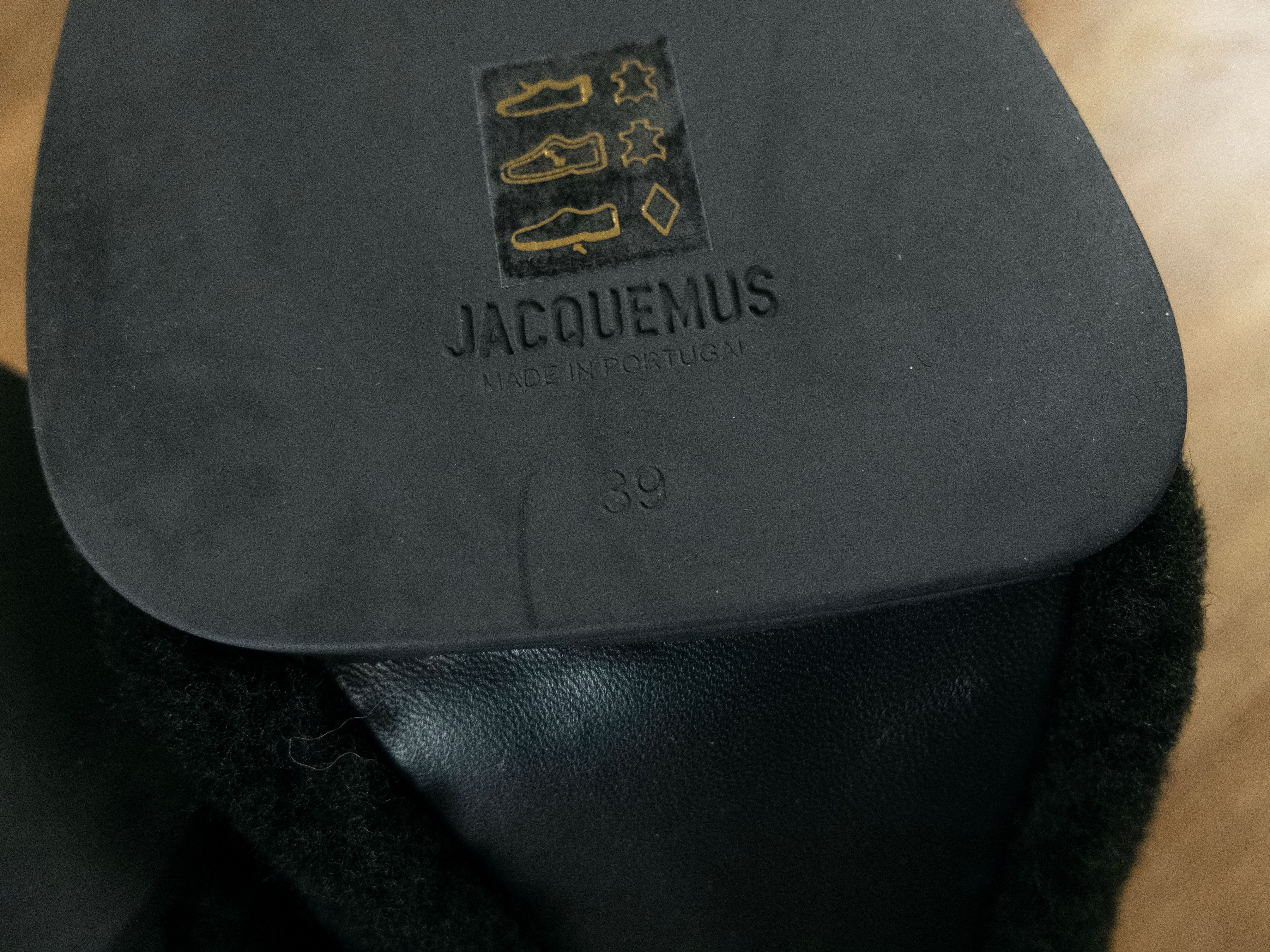 Jacquemus JACQUEMUS La Montagne black shearling mules sandals shoes 39 Size US 9 / IT 39 - 12 Thumbnail
