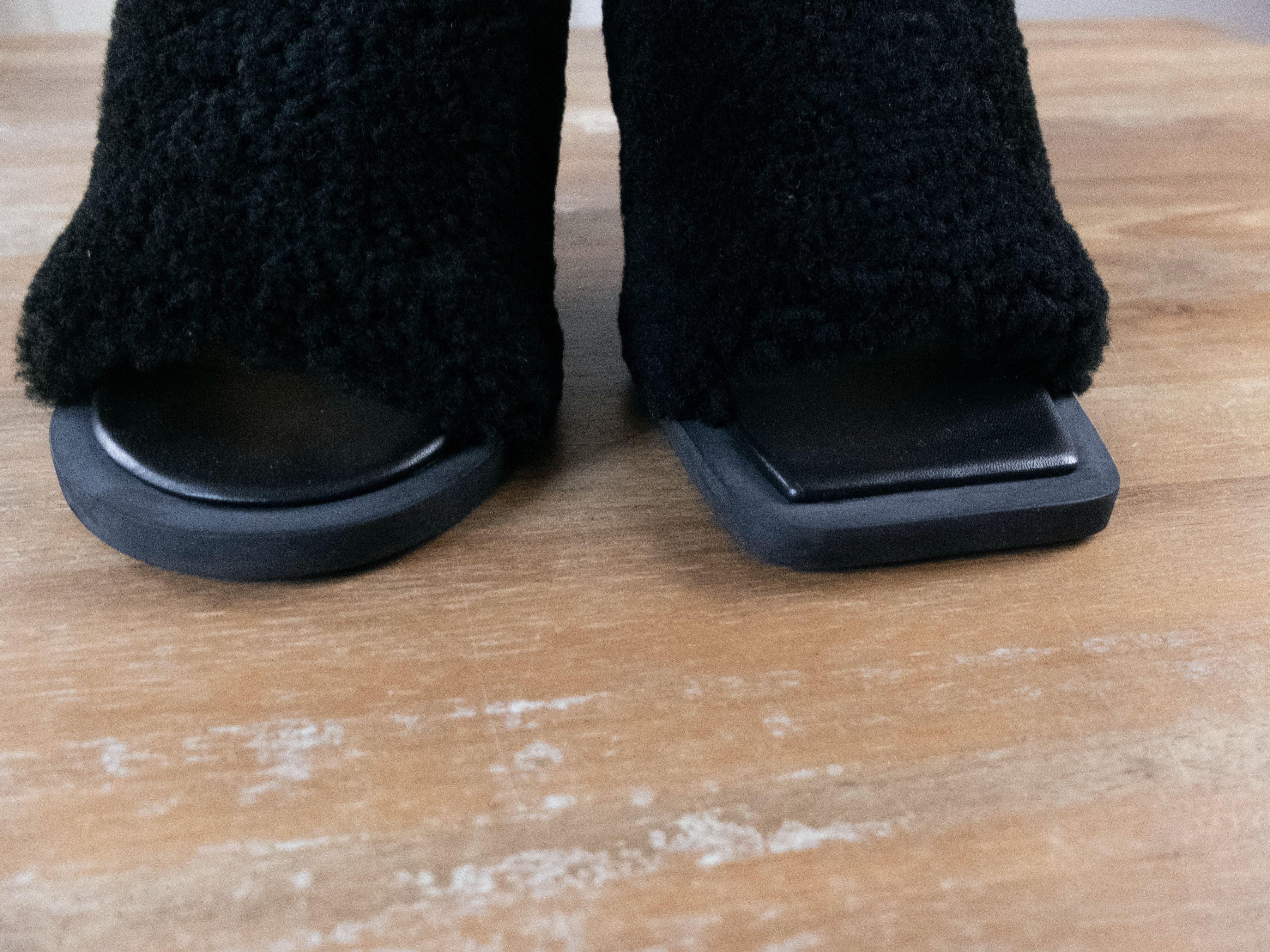 Jacquemus JACQUEMUS La Montagne black shearling mules sandals shoes 40 Size US 10 / IT 40 - 8 Thumbnail