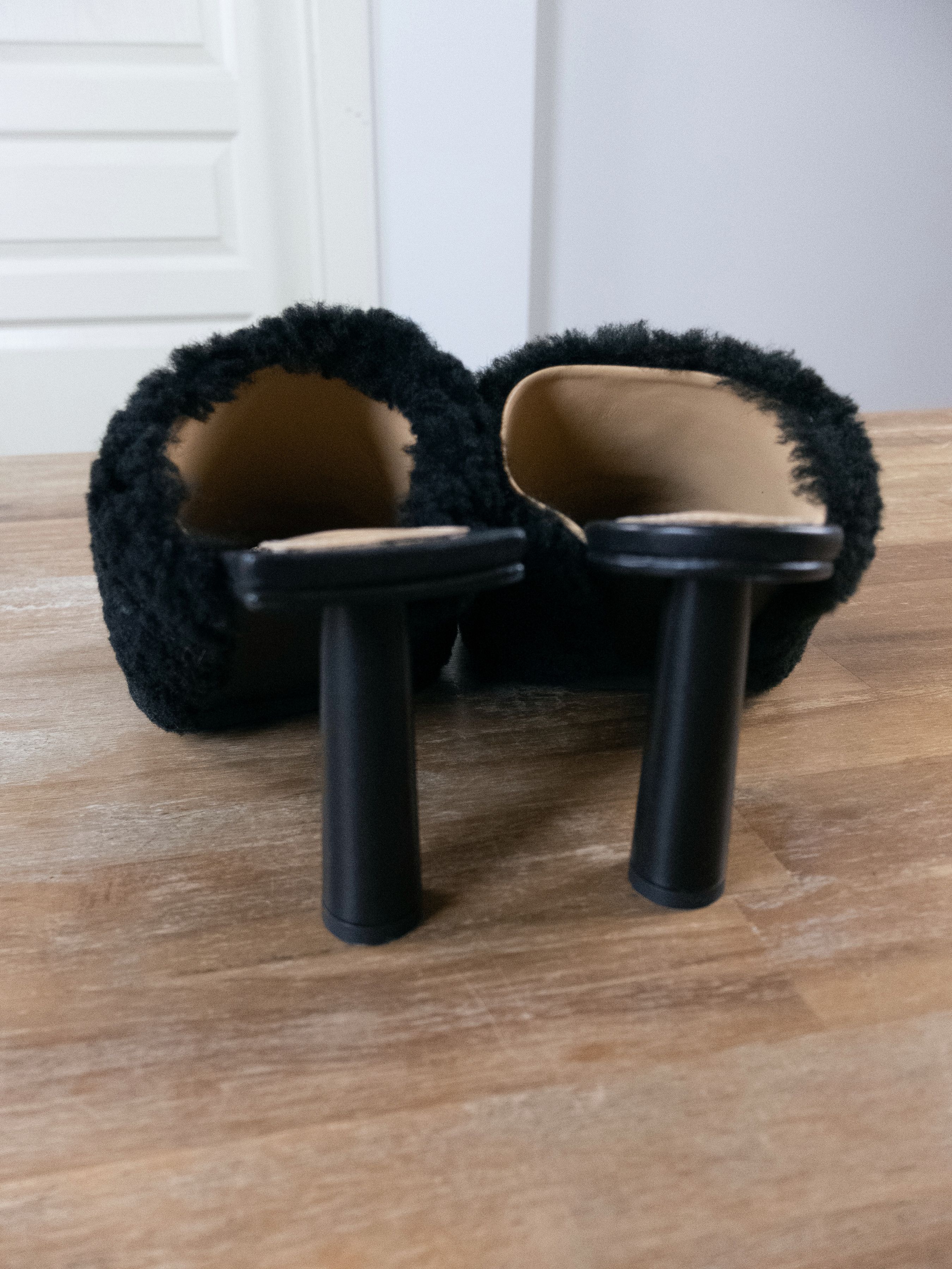 Jacquemus JACQUEMUS La Montagne black shearling mules sandals shoes 40 Size US 10 / IT 40 - 9 Thumbnail