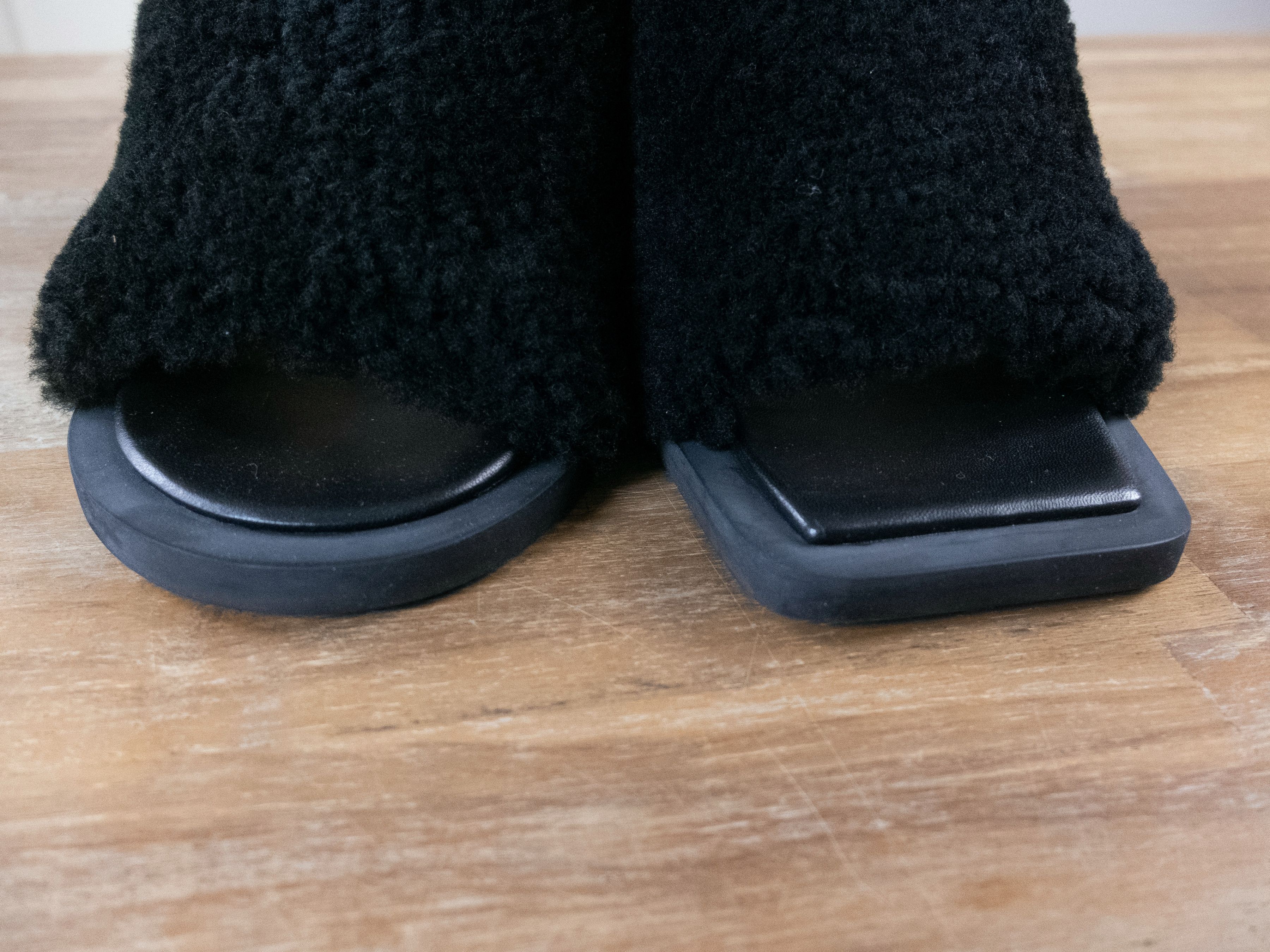 Jacquemus JACQUEMUS La Montagne black shearling mules sandals shoes 40 Size US 10 / IT 40 - 11 Thumbnail