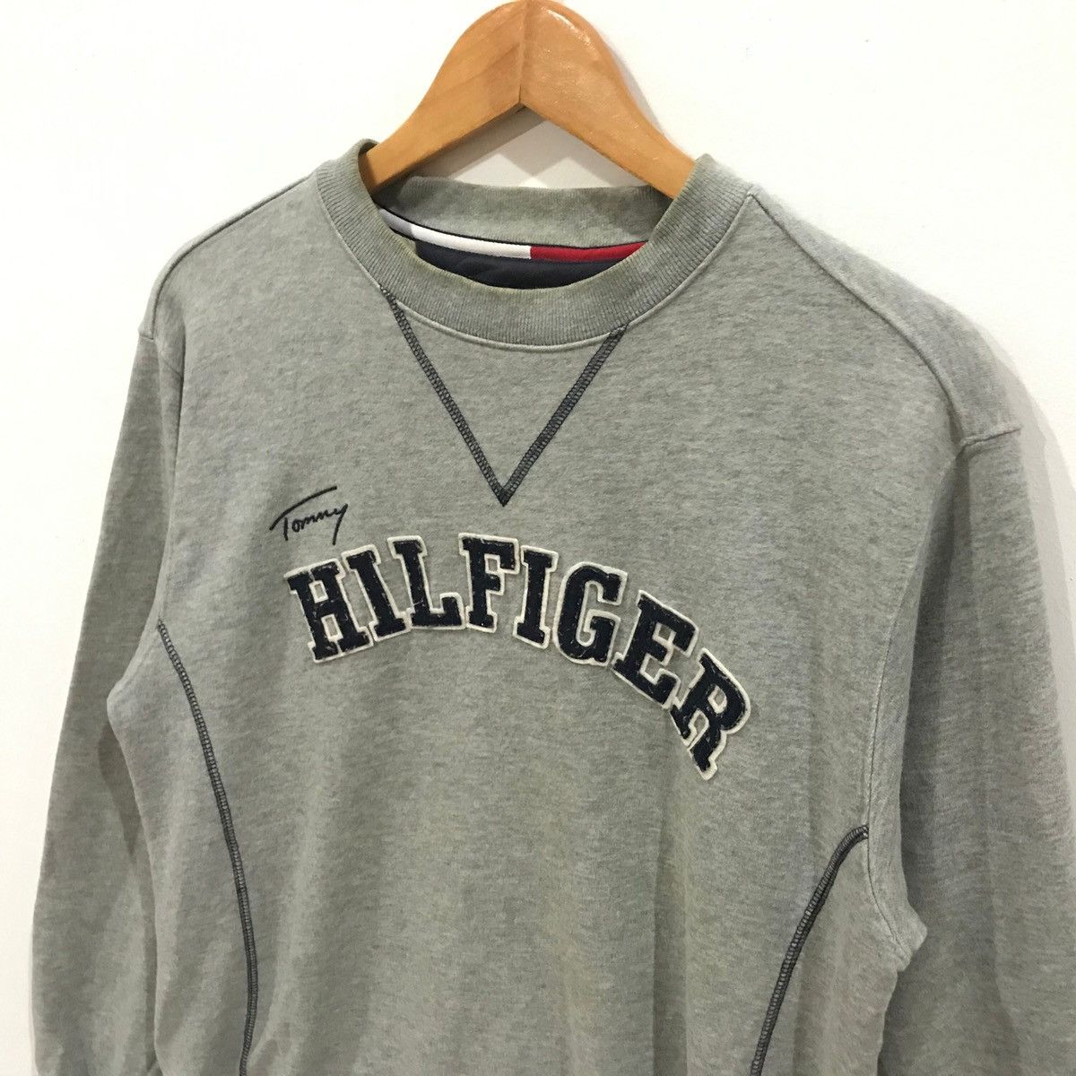 Tommy Hilfiger vintage tommy hilfiger big logo jumper pullover sweatshirt Size US M / EU 48-50 / 2 - 4 Thumbnail