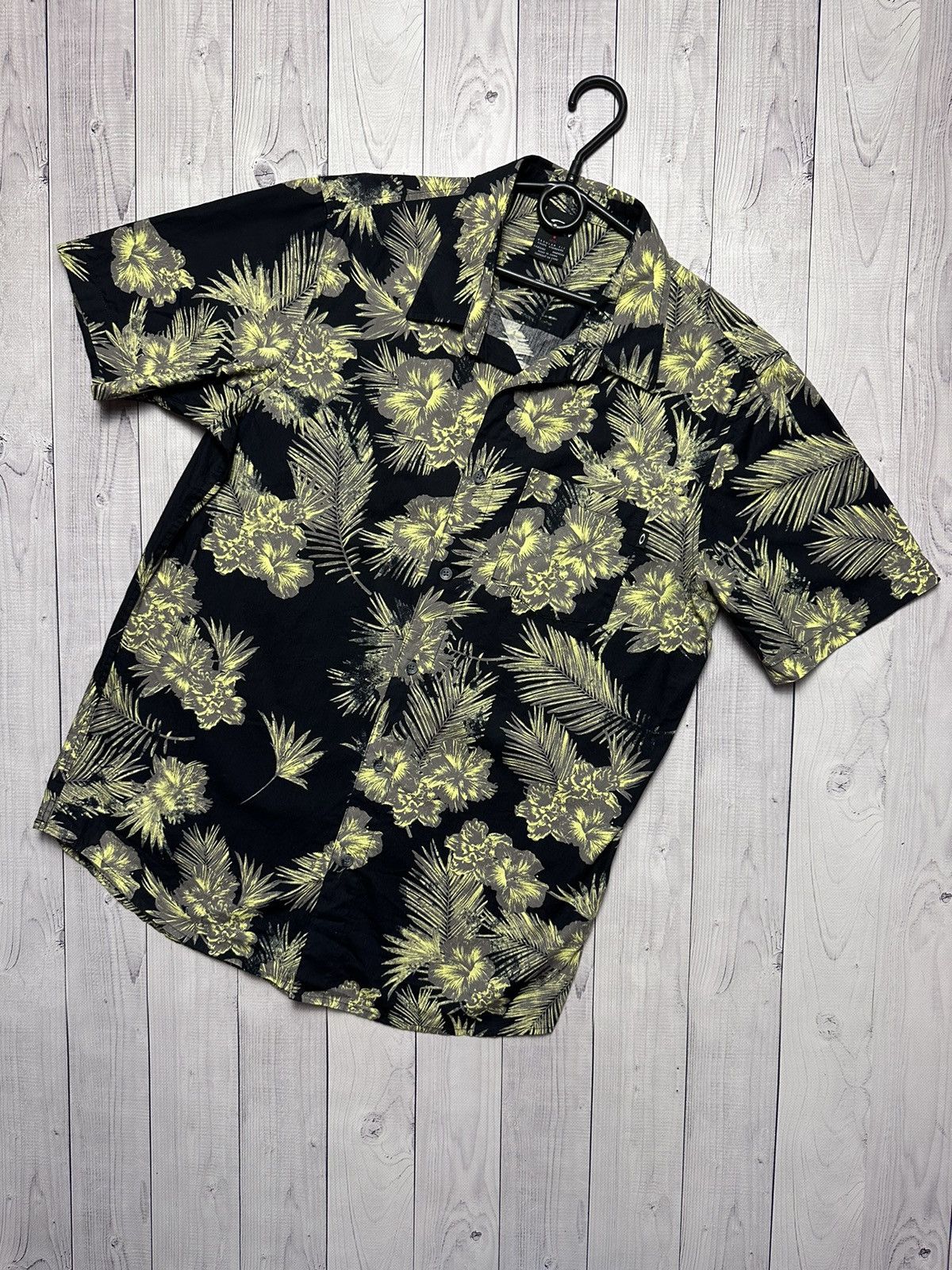 Oakley Vintage Oakley Hawaii crazy shirt size M palms rare Size US M / EU 48-50 / 2 - 1 Thumbnail