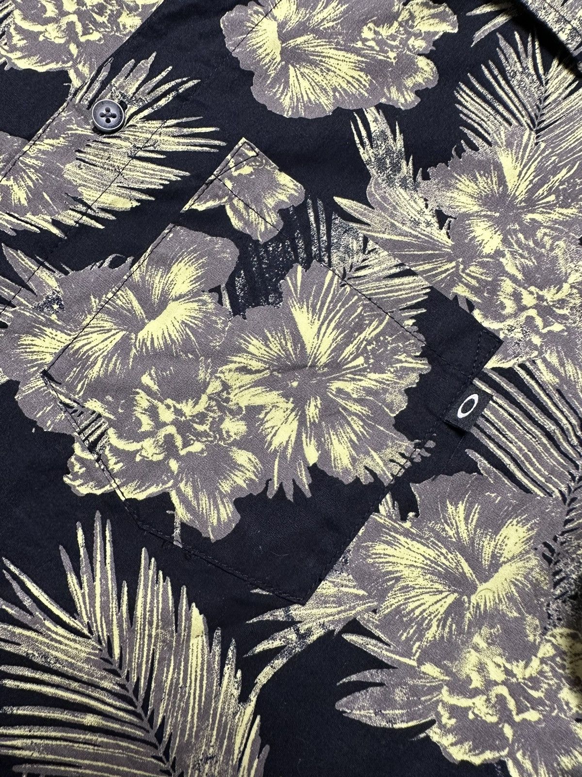 Oakley Vintage Oakley Hawaii crazy shirt size M palms rare Size US M / EU 48-50 / 2 - 3 Thumbnail