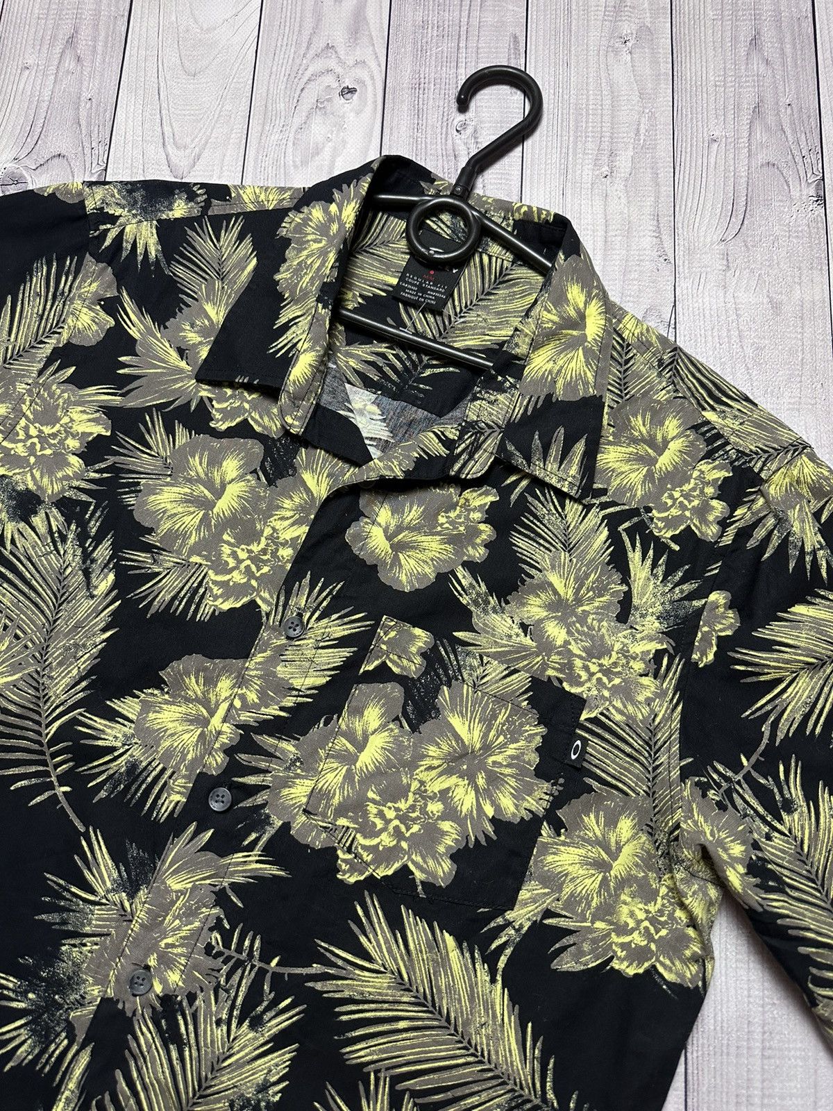 Oakley Vintage Oakley Hawaii crazy shirt size M palms rare Size US M / EU 48-50 / 2 - 2 Thumbnail