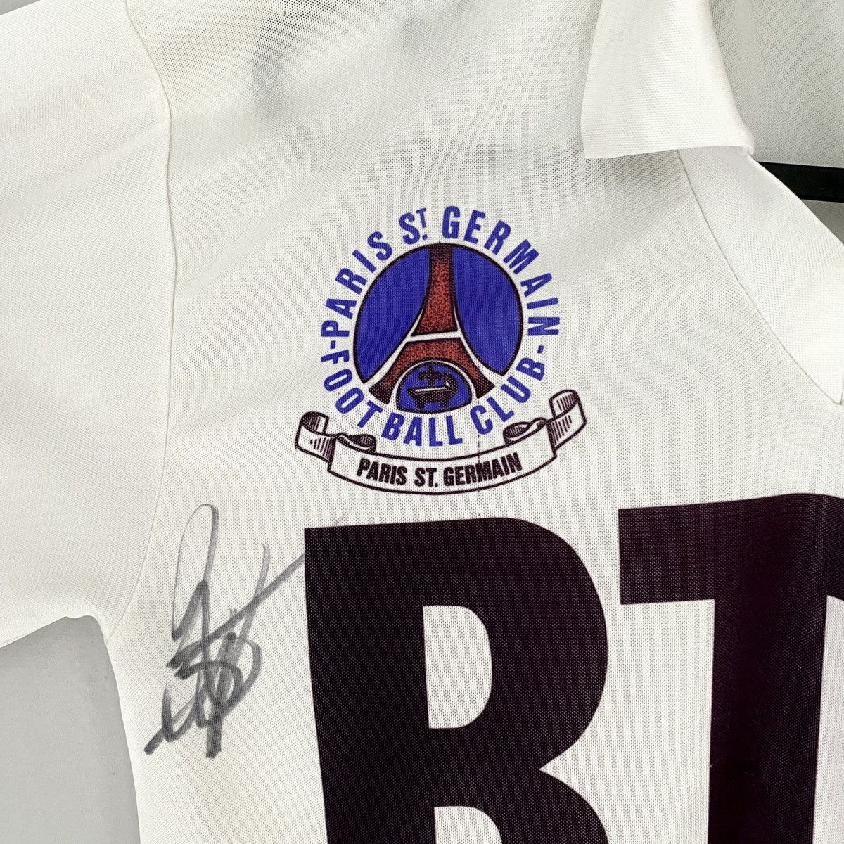 Vintage 1980 SIGNED PSG Paris France Vintage Home Soccer Jersey Size US S / EU 44-46 / 1 - 4 Thumbnail